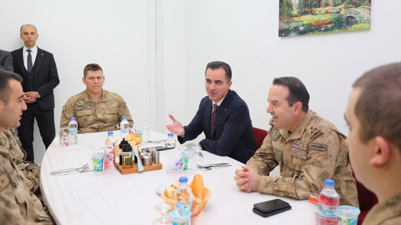 Bitlis Valisi Ve İl Jandarma Komutanı, Mehmetçikle İftar Yaptı 2