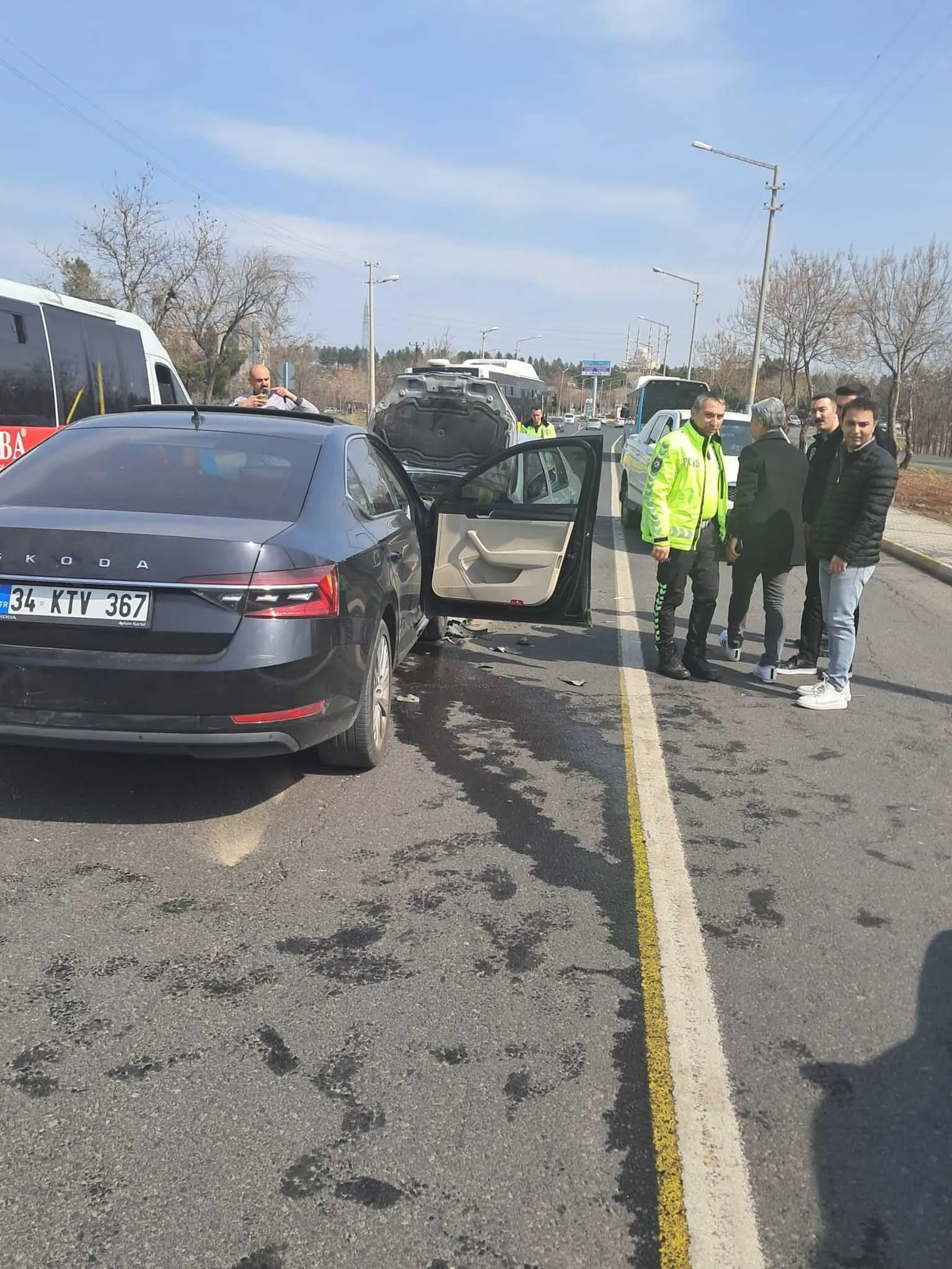 Diyarbakirda Direksiyon Basinda Kalp Krizi Geciren Surucu Otobus Ve Iki Otomobile Carpti 1