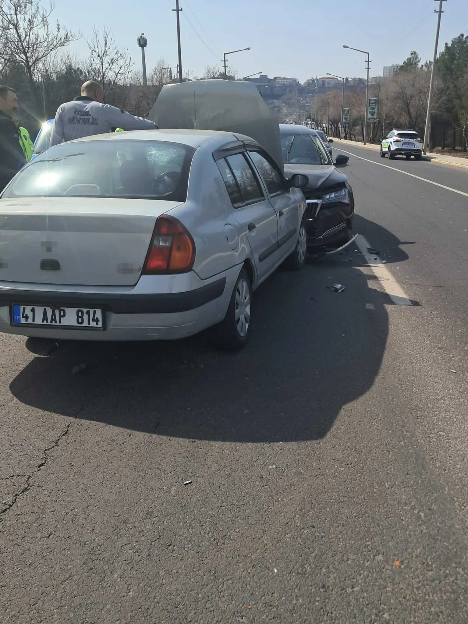 Diyarbakirda Direksiyon Basinda Kalp Krizi Geciren Surucu Otobus Ve Iki Otomobile Carpti 2