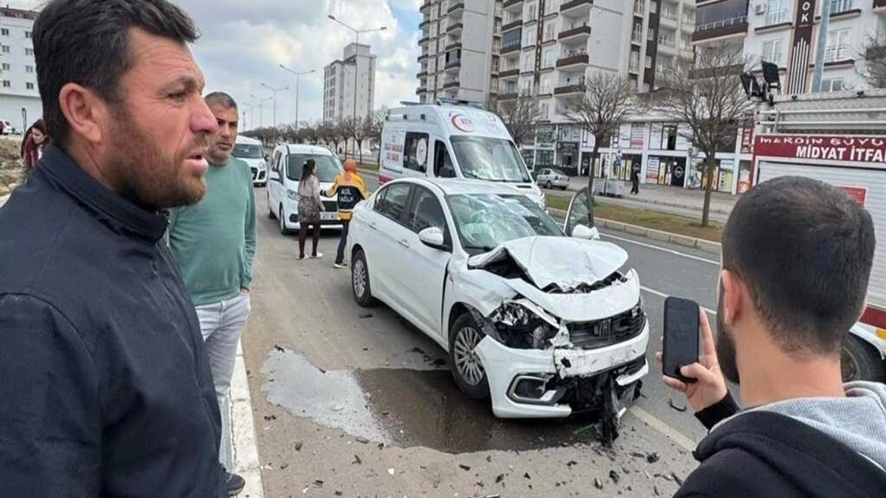 Emniyet Seridinde Duran Otomobile Arkadan Carpti