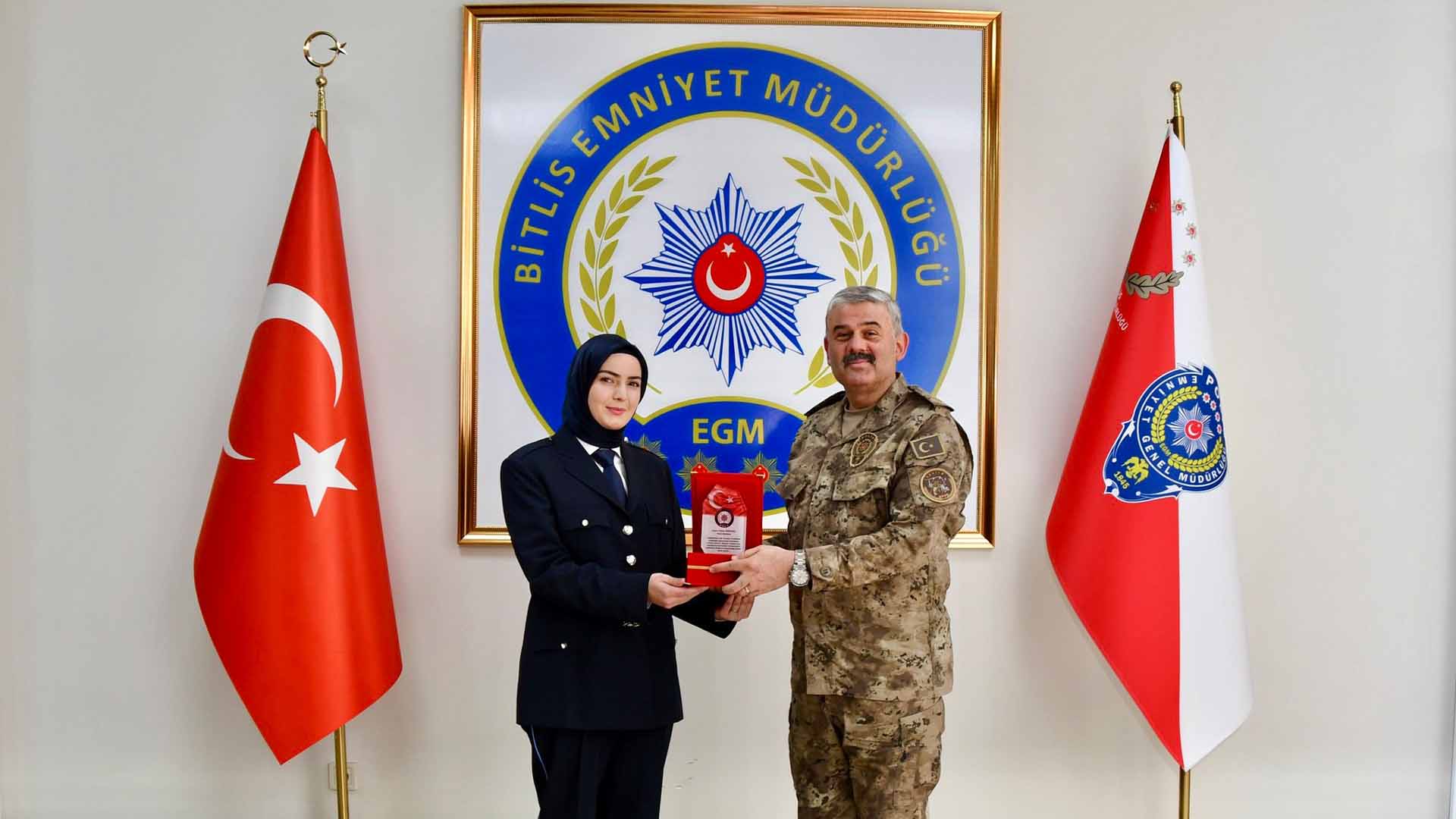 Başarılı Polis Memuruna Ödül, Bitlis İl Emniyet Müdürü Tebrik Etti 1