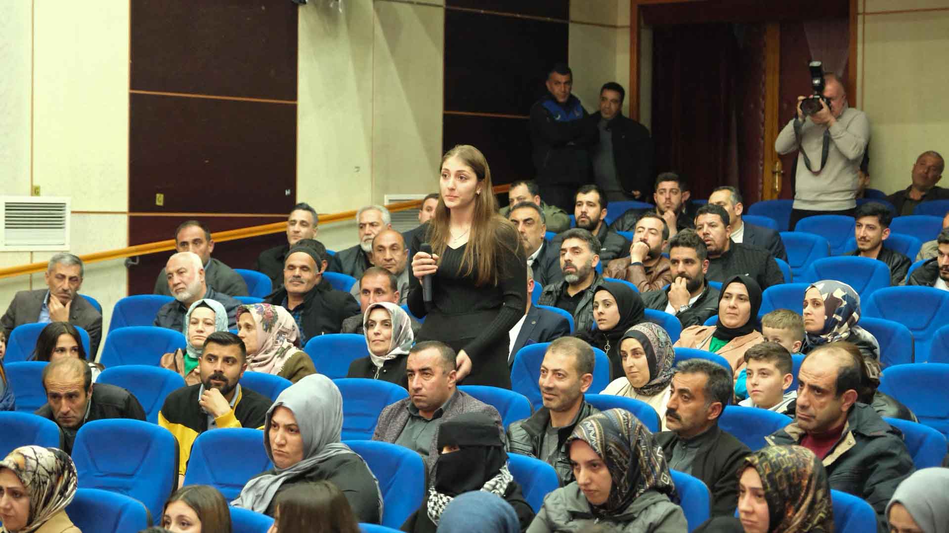 Bitlis’te Başkan Tanğlay Halkla Buluştu, Vatandaş Soruyor, Başkan Cevaplıyor 12