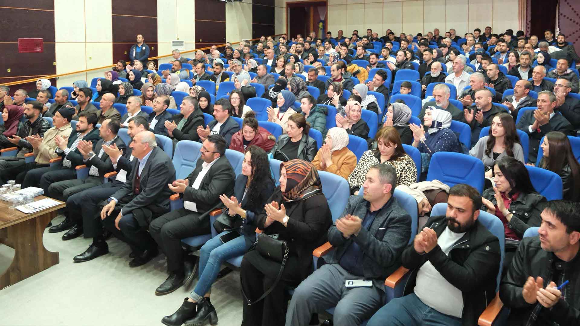 Bitlis’te Başkan Tanğlay Halkla Buluştu, Vatandaş Soruyor, Başkan Cevaplıyor 7