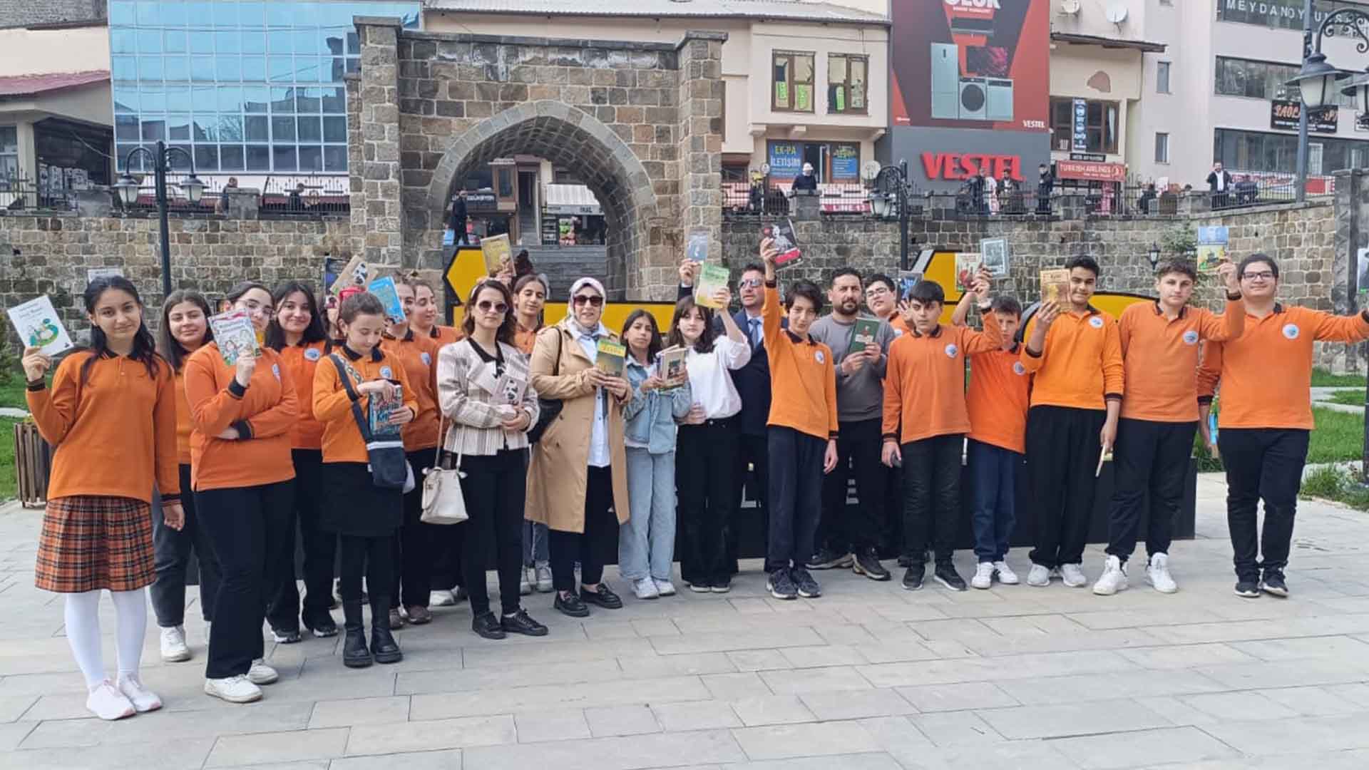 Bitlis'te Kitapla Buluşma, Tarihi Çarşı Kapısı'nda Anlamlı Etkinlik 2