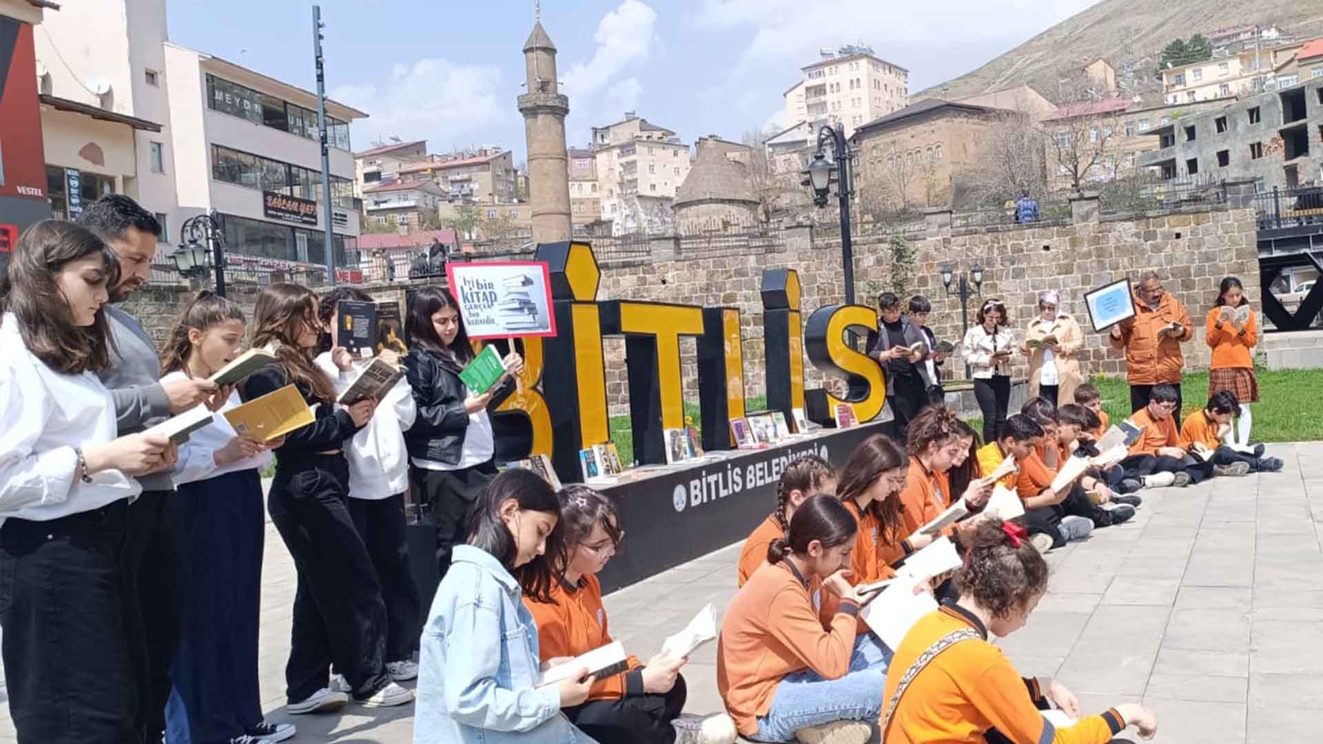 Bitlis'te Kitapla Buluşma, Tarihi Çarşı Kapısı'nda Anlamlı Etkinlik 3