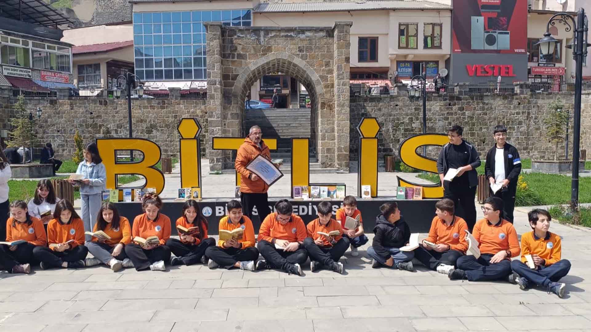 Bitlis'te Kitapla Buluşma, Tarihi Çarşı Kapısı'nda Anlamlı Etkinlik