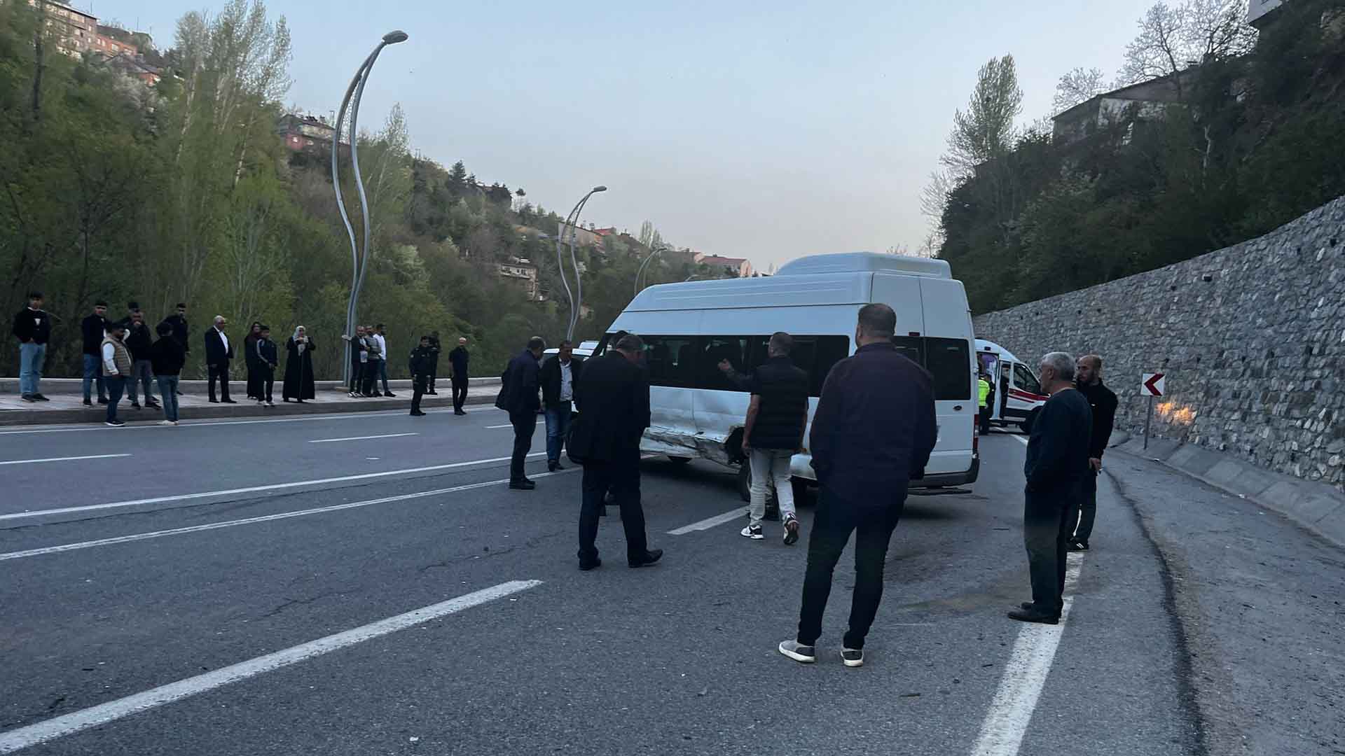 Bitlis’te Otomobil Ile Minibüs Çarpıştı, 8 Kişi Yaralandı 1