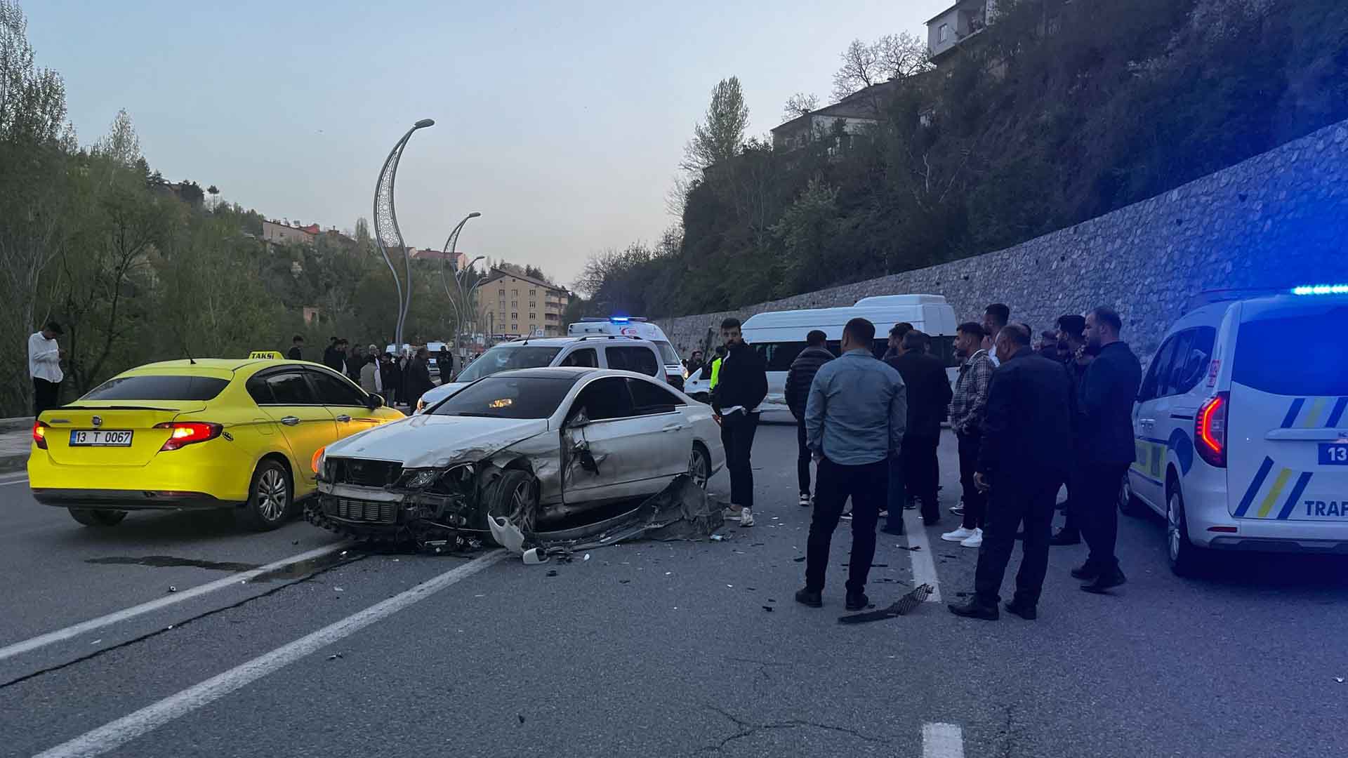 Bitlis’te Otomobil Ile Minibüs Çarpıştı, 8 Kişi Yaralandı