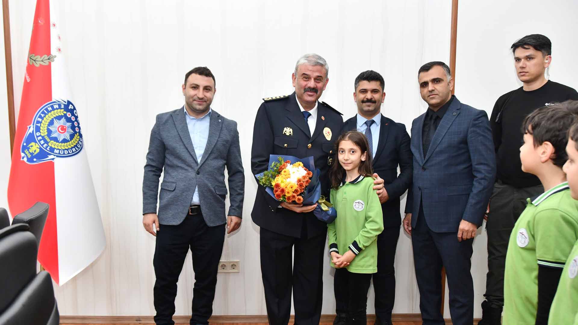 Bitlis'te Polis Haftası’nda Miniklerden Anlamlı Ziyaret 1