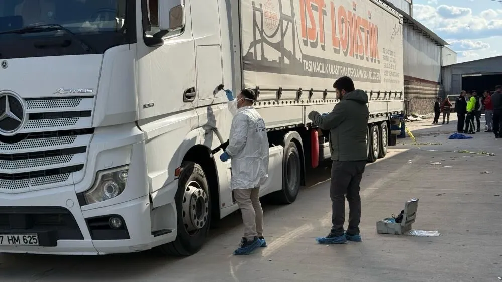 Fabrika Avlusunda Geri Manevra Yapan Tir Kucuk Hasani Hayattan Kopardi 2
