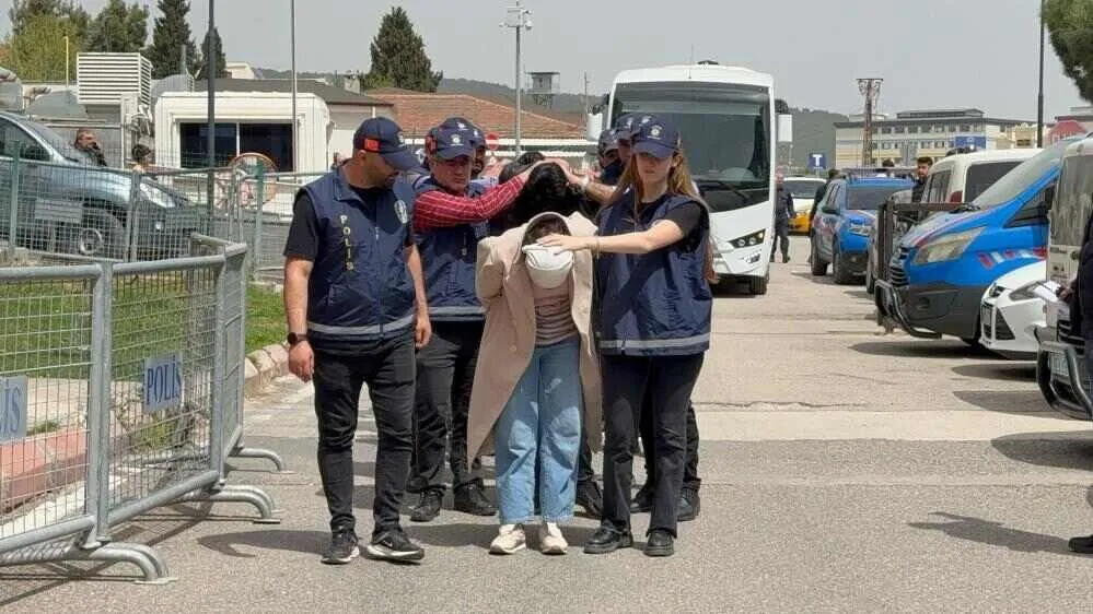 Oldurulen Sahsin Esiyle Birlikte 6 Zanli Adliyeye Sevk Edildi 3