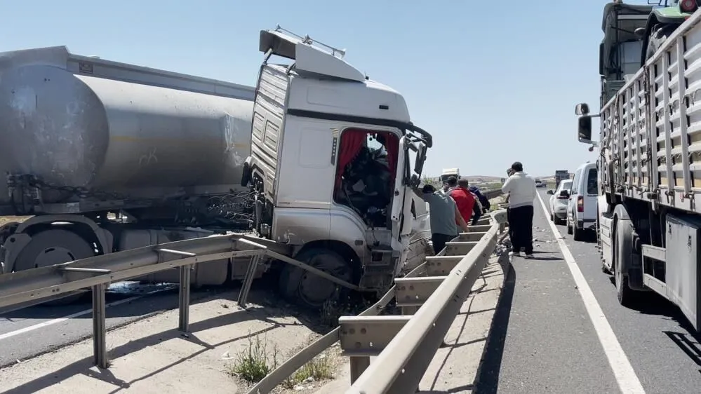 Sanliurfa Mardin Kara Yolunda Otomobil Ile Tir Carpisti 3