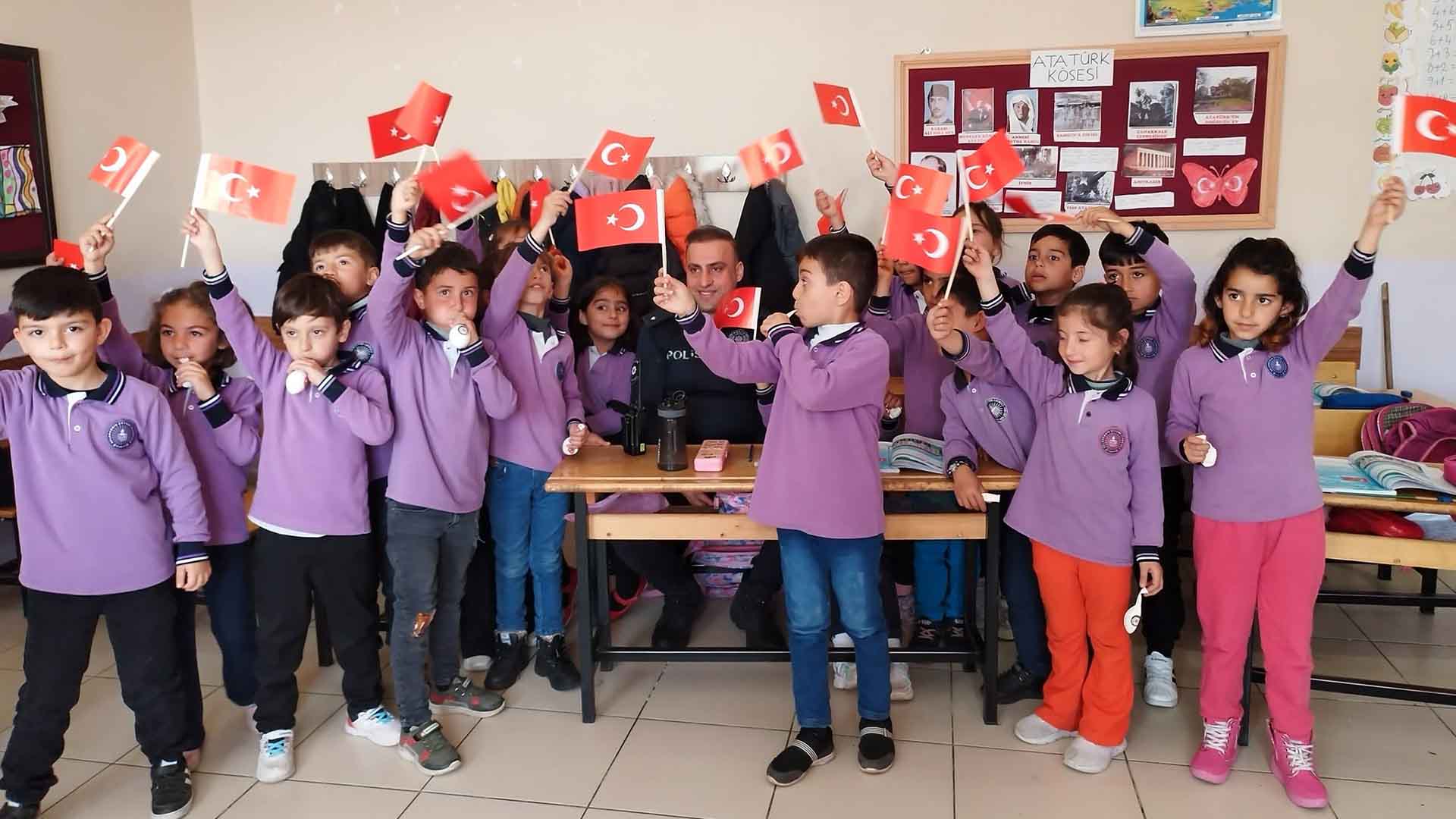 Tatvan'da Minik Öğrenciler Polisle Buluştu
