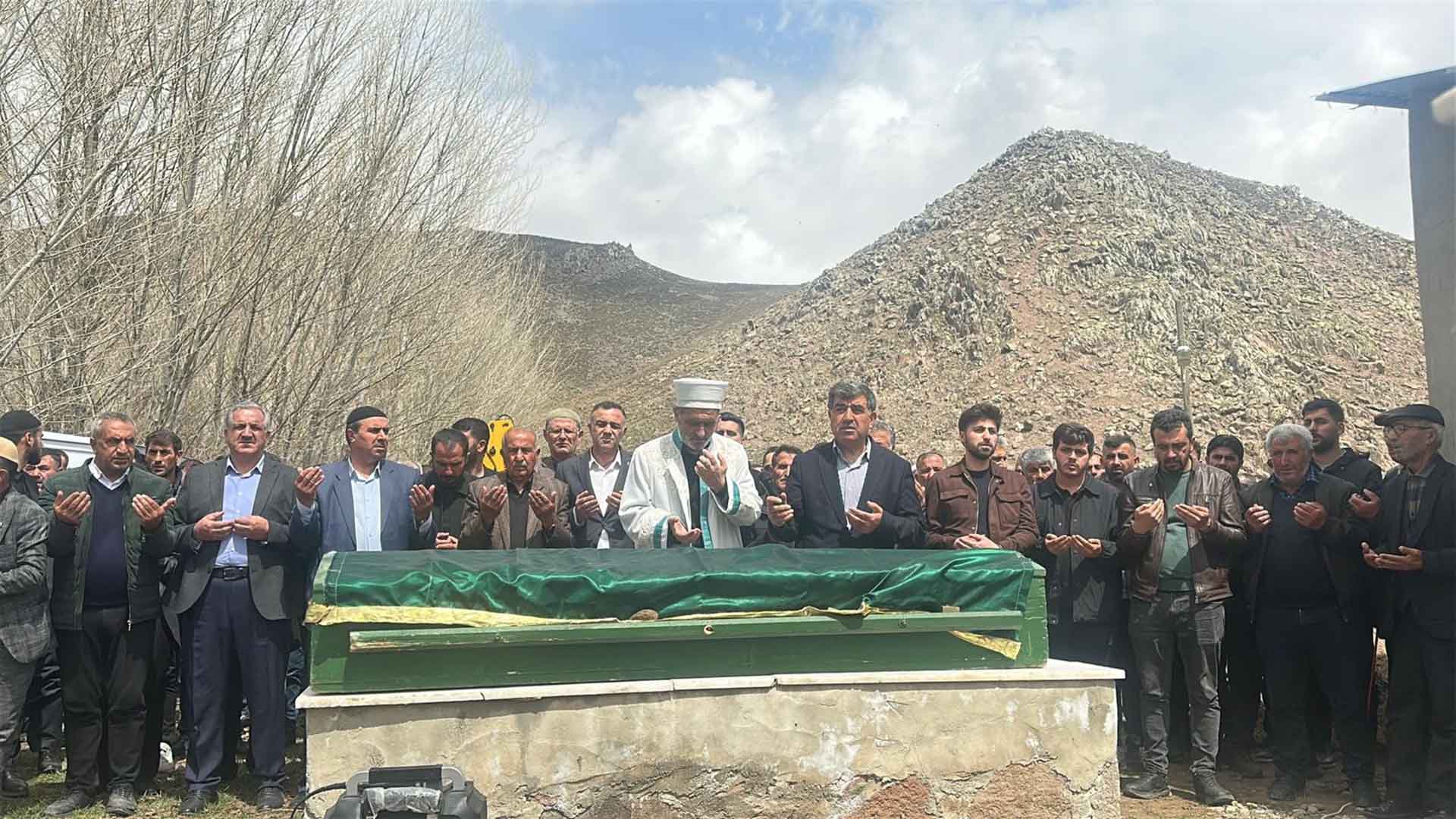 Van’da Yürek Yakan Veda, Kazada Vefat Eden Baba Ve İki Kızı Toprağa Verildi 1