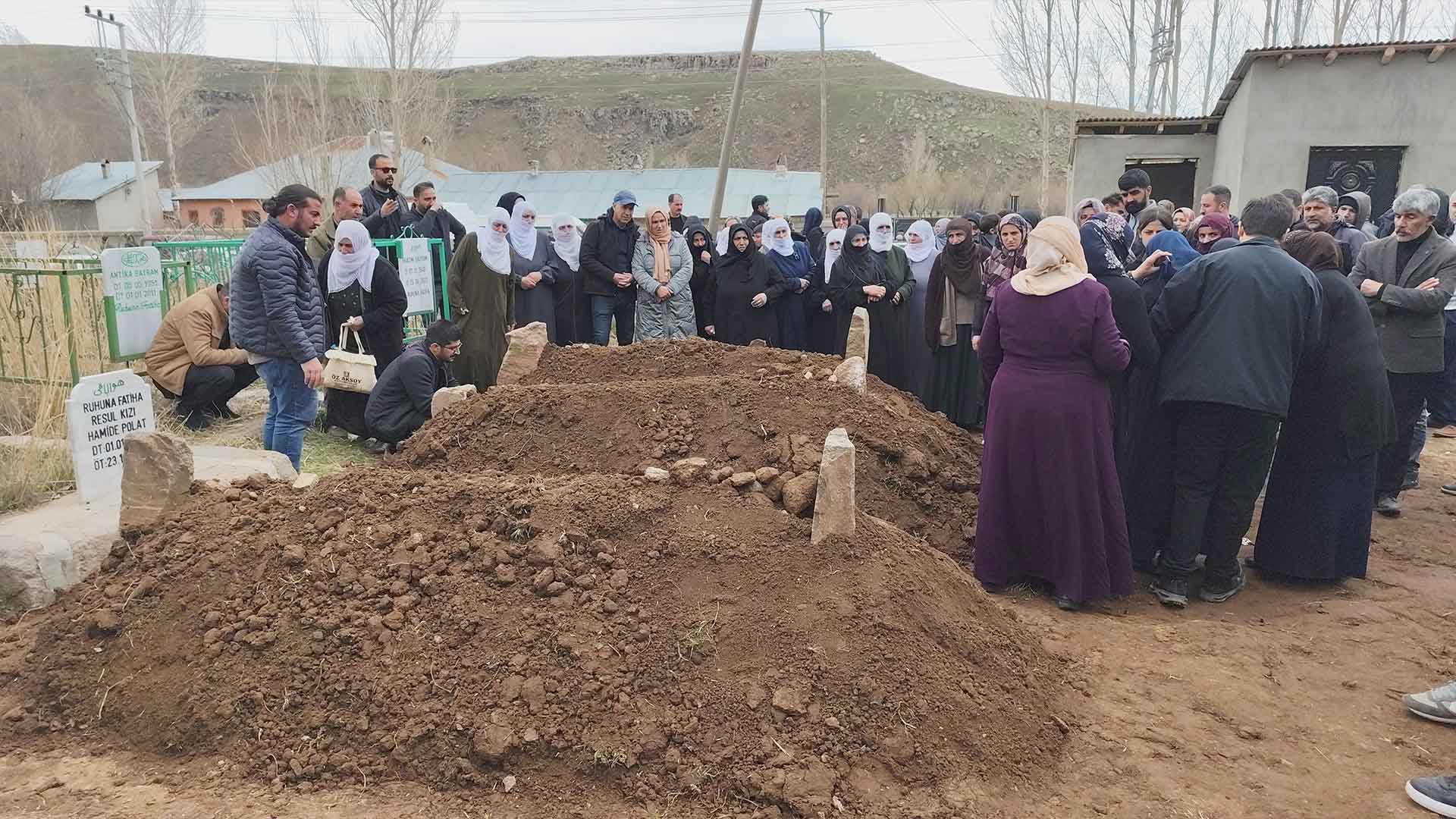 Van’da Yürek Yakan Veda, Kazada Vefat Eden Baba Ve İki Kızı Toprağa Verildi 2