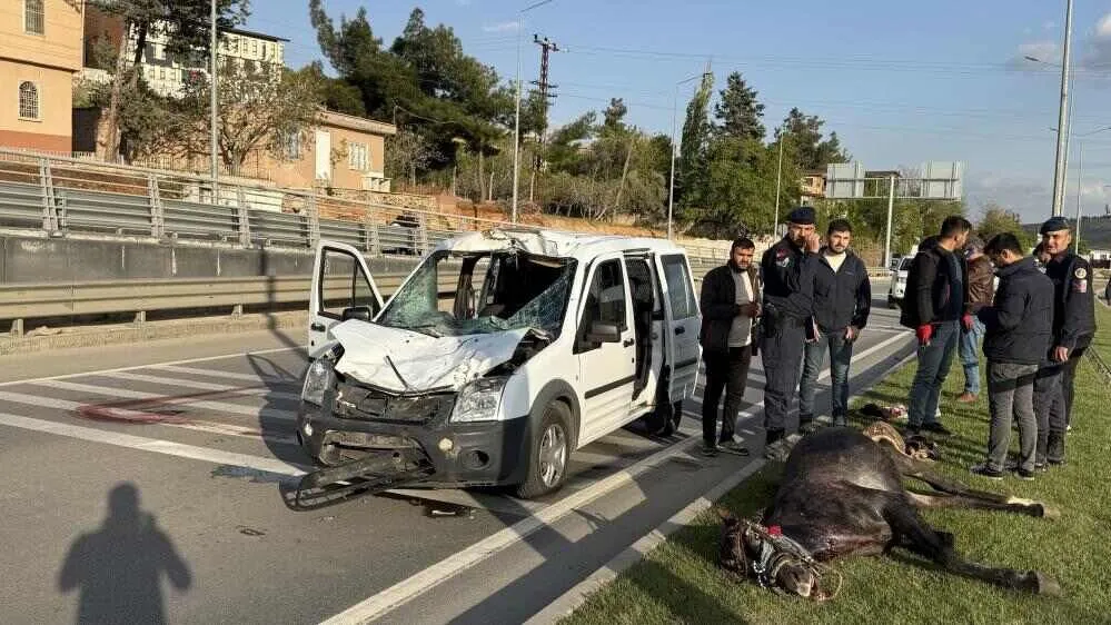 Yola Firlayan Ata Sivil Polis Otosu Carpti 2 Polis Yaralandi 1