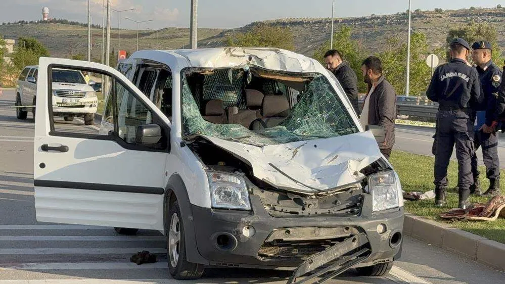Yola Firlayan Ata Sivil Polis Otosu Carpti 2 Polis Yaralandi 3