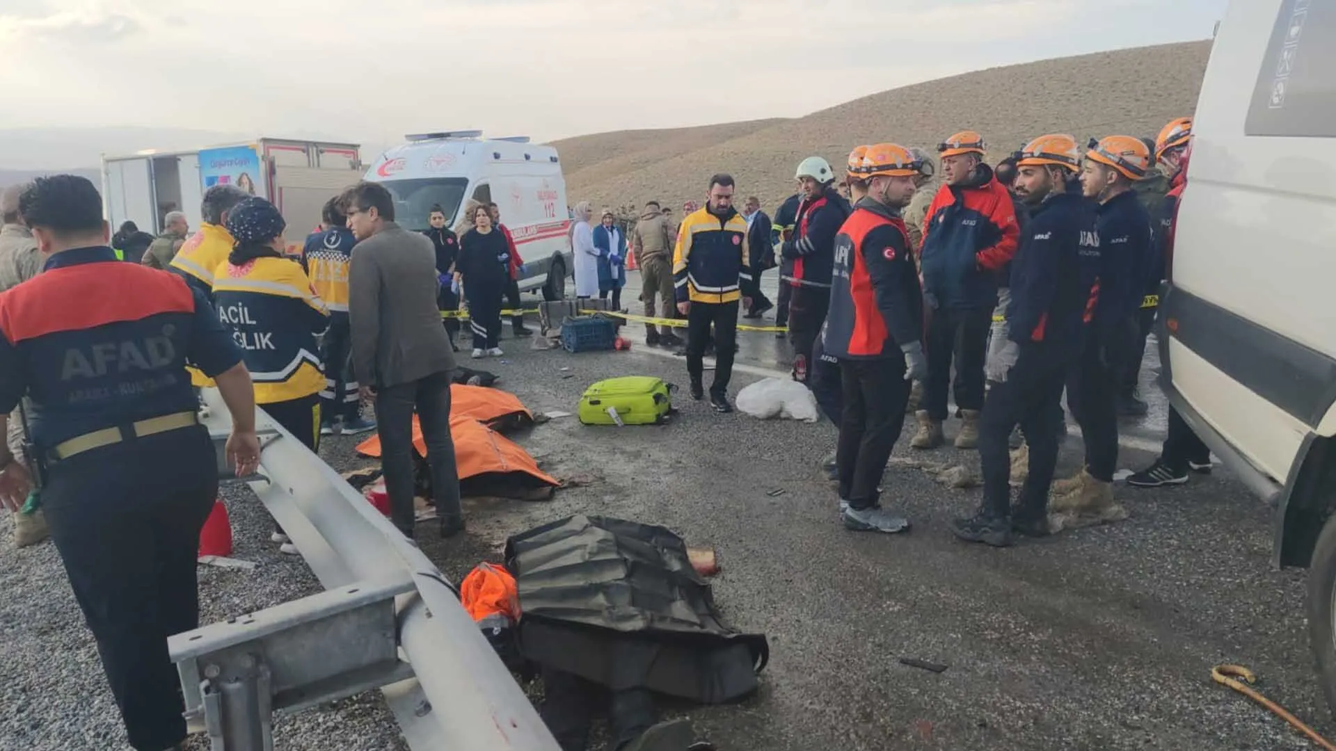 Yolcu Minibusu Ile Kamyon Carpisti 6 Olu 4U Agir 13 Yarali 2 (1)