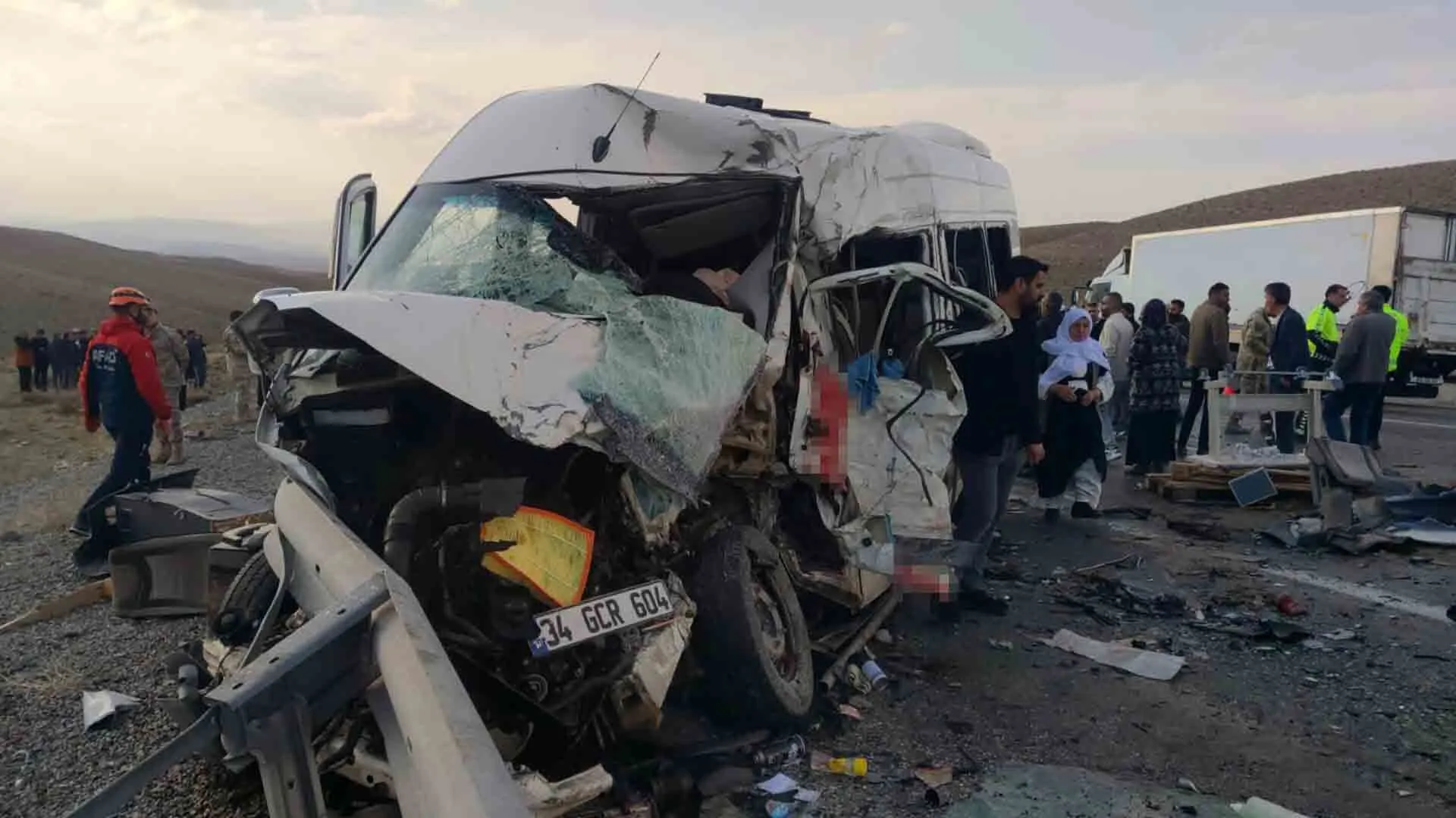 Yolcu Minibusu Ile Kamyon Carpisti 6 Olu 4U Agir 13 Yarali 3