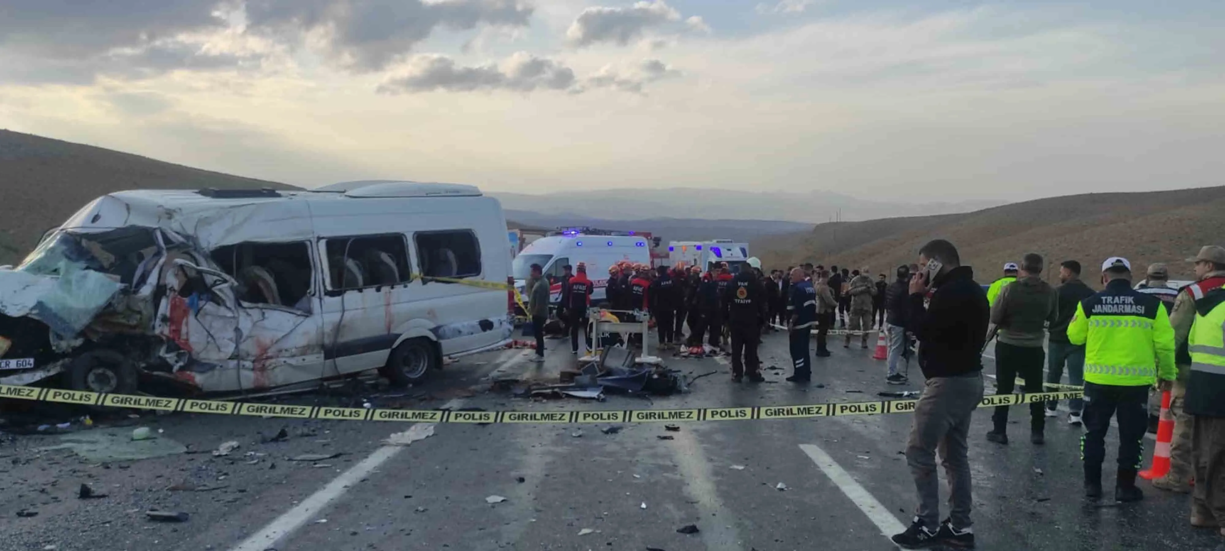 Yolcu Minibusu Ile Kamyon Carpisti 6 Olu 4U Agir 13 Yarali 6