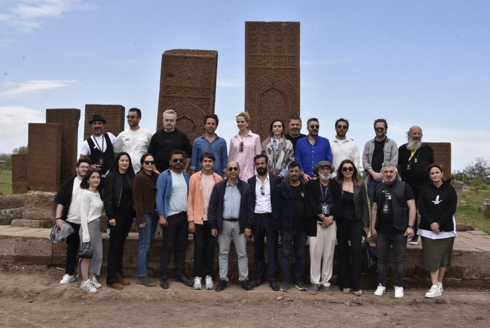 Ünlü İsimler Ahlat Selçuklu Mezarlığı'nın Gizemli Güzelliğine Hayran Kaldı!