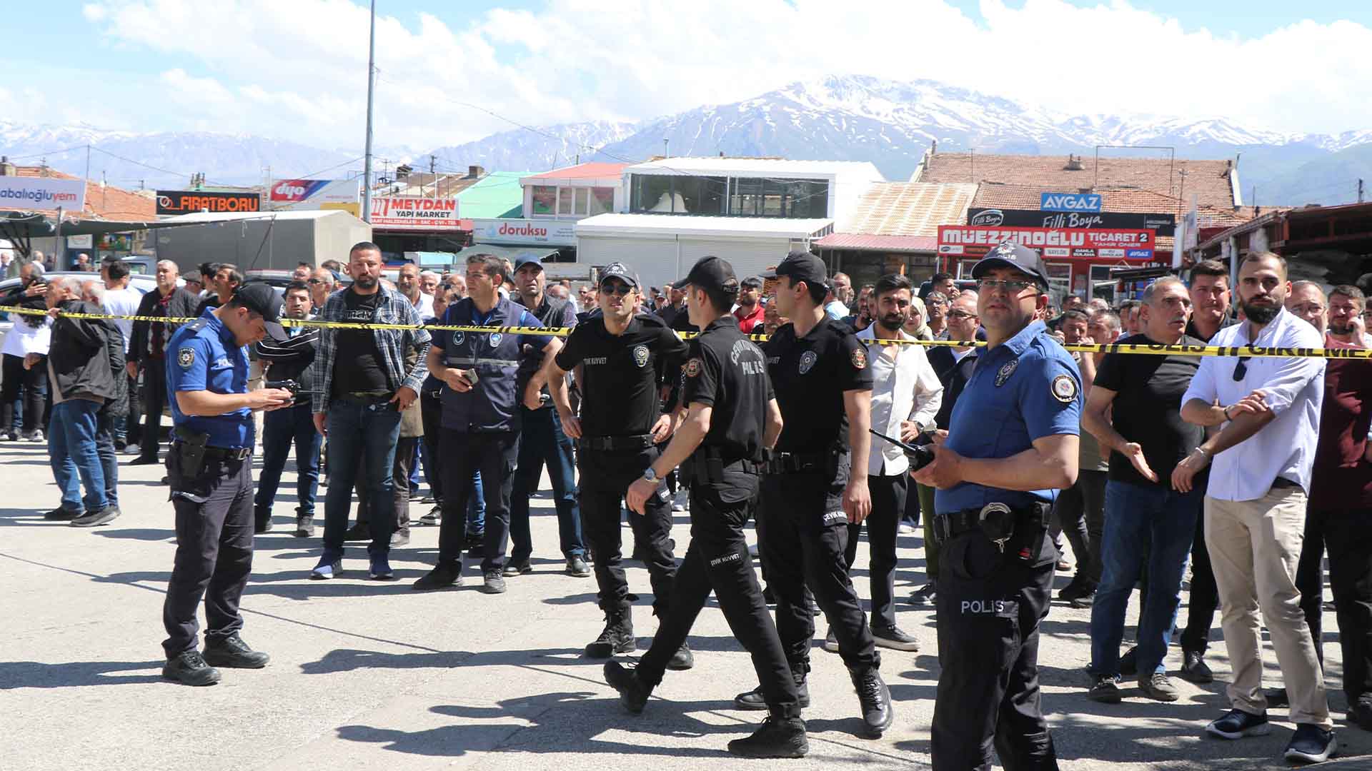 Ahşap İş Yerlerinin Çatısında Çıkan Yangına Müdahale Ediliyor 2