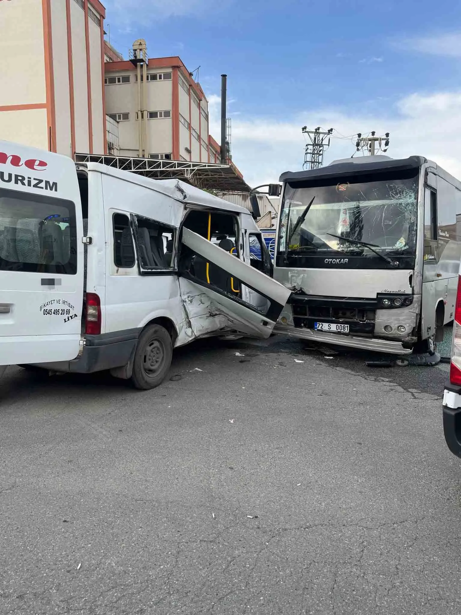 Batmanda Minibus Ile Midibus Carpisti 7 Yarali 1