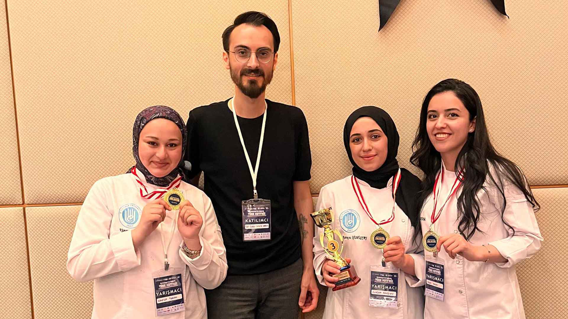 Bitlis Eren Üniversitesi Aşçılık Öğrencilerinden 3 Altın Madalyalı Zafer 1
