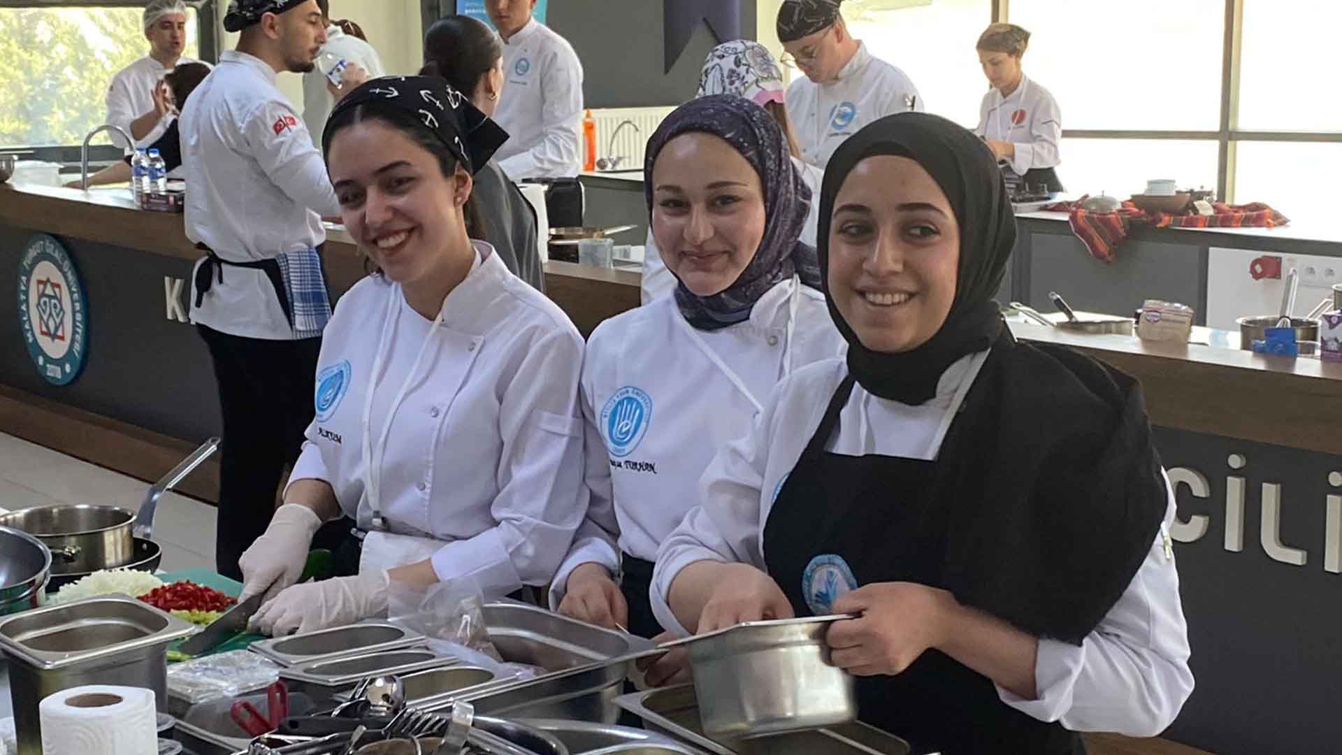 Bitlis Eren Üniversitesi Aşçılık Öğrencilerinden 3 Altın Madalyalı Zafer 3
