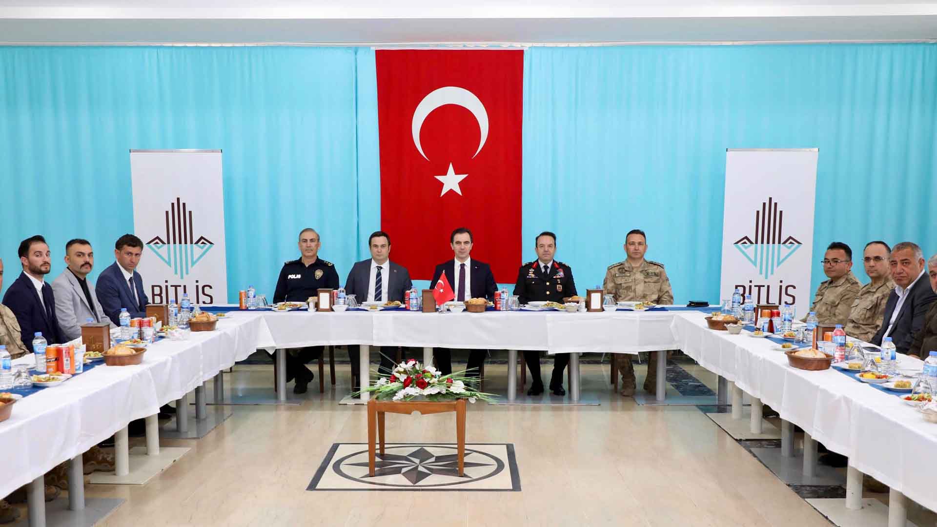 Bitlis Valisi Karakaya, Güvenlik Korucularıyla Bir Araya Geldi