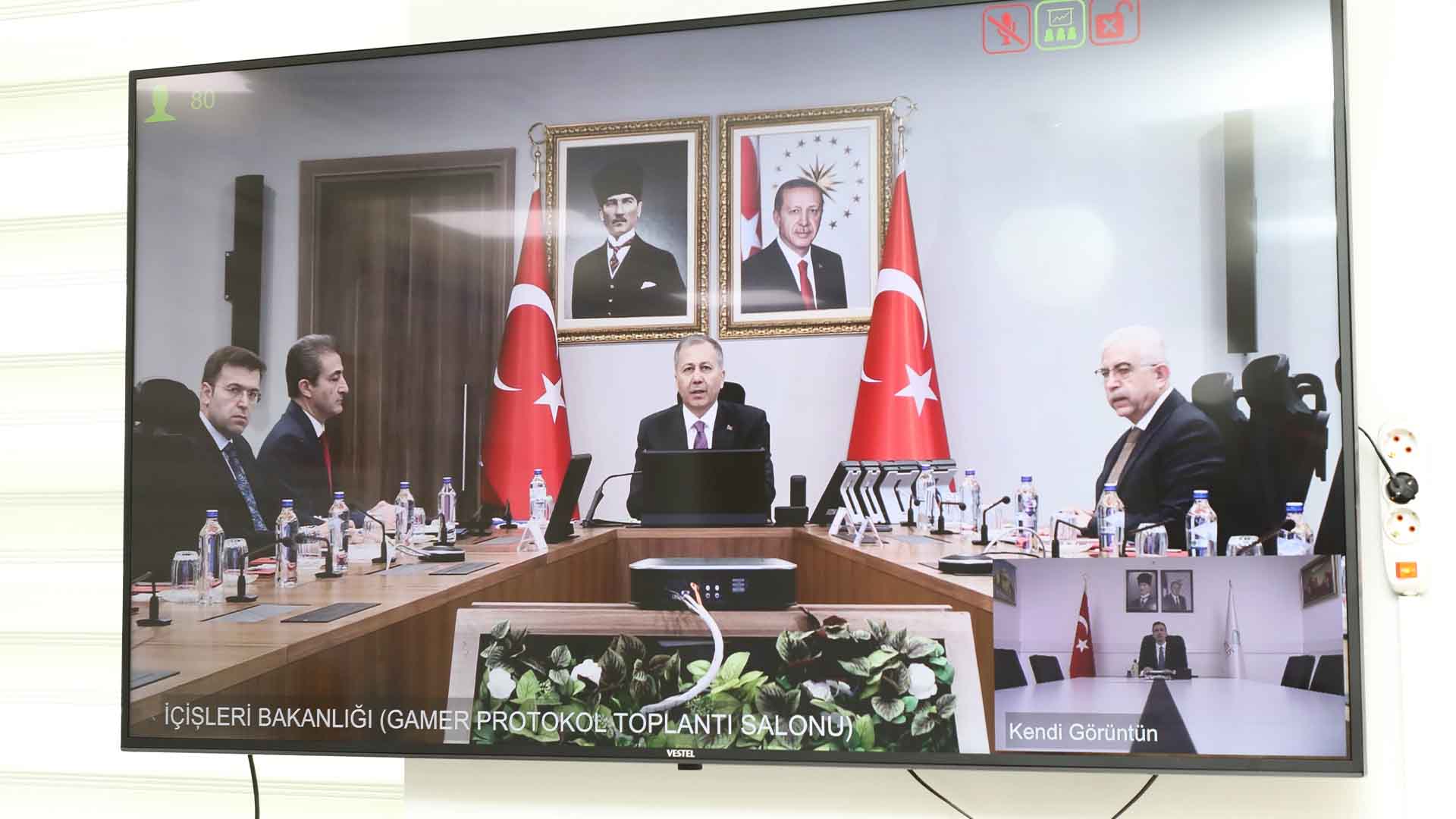 Bitlis Valisi Karakaya, İçişleri Bakanı'nın Güvenlik Toplantısına Katıldı 2