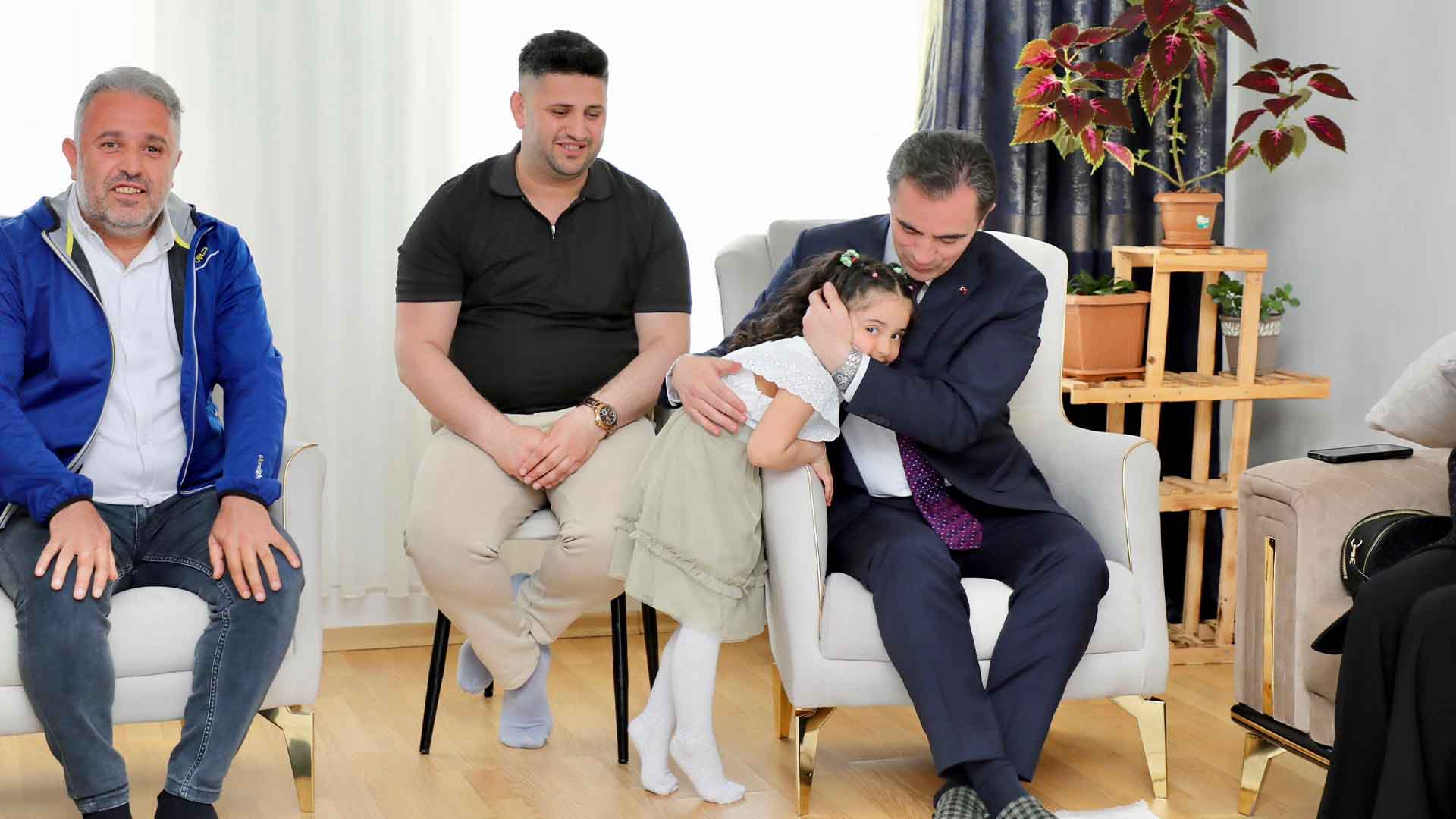 Bitlis Valisi Karakaya’dan Anneler Günü’nde Anlamlı Ziyaretler 3