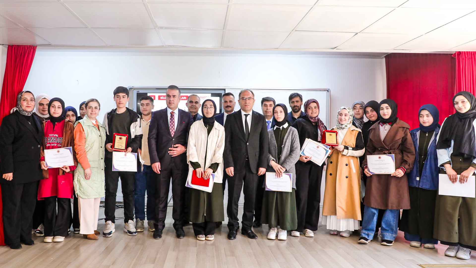 Bitlis’te Arapça Sevgisi Sahneye Taşındı, Öğrencilerden Dolu Dolu Performans 3