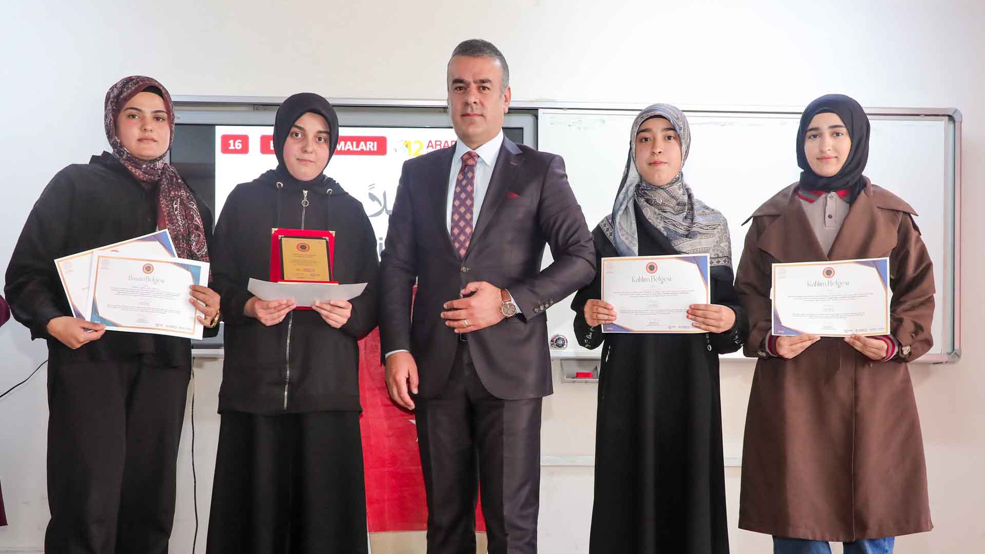 Bitlis’te Arapça Sevgisi Sahneye Taşındı, Öğrencilerden Dolu Dolu Performans 5