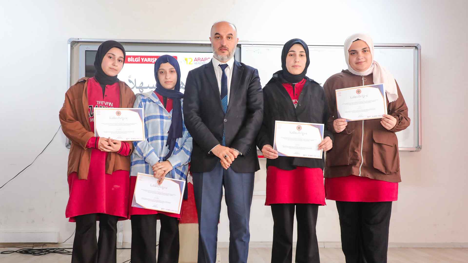 Bitlis’te Arapça Sevgisi Sahneye Taşındı, Öğrencilerden Dolu Dolu Performans 6