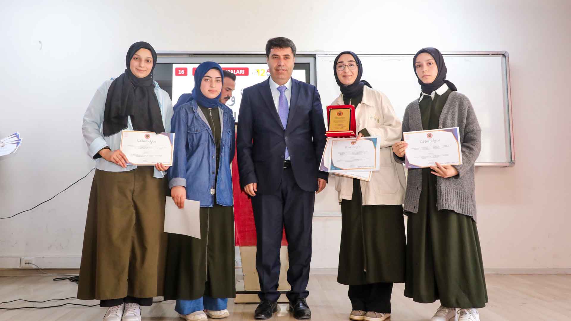 Bitlis’te Arapça Sevgisi Sahneye Taşındı, Öğrencilerden Dolu Dolu Performans 7