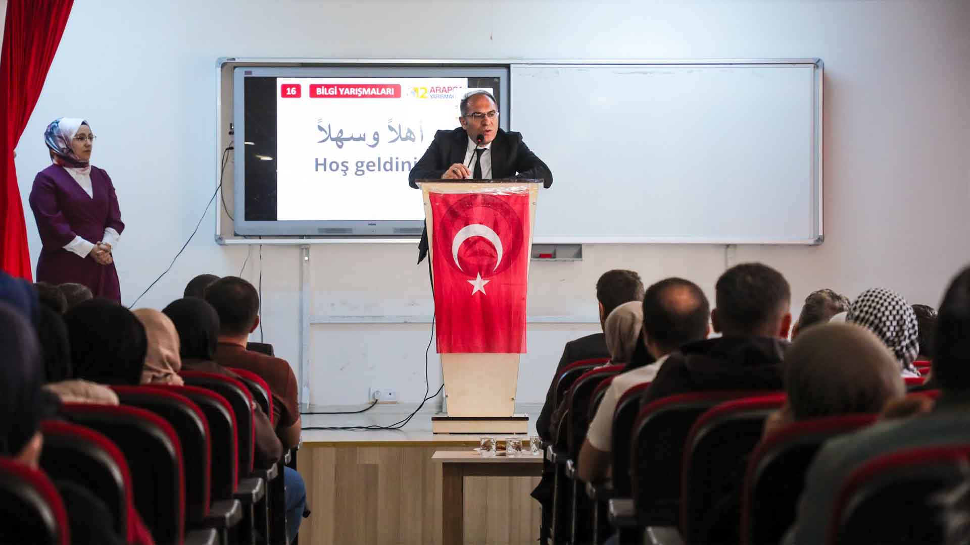 Bitlis’te Arapça Sevgisi Sahneye Taşındı, Öğrencilerden Dolu Dolu Performans