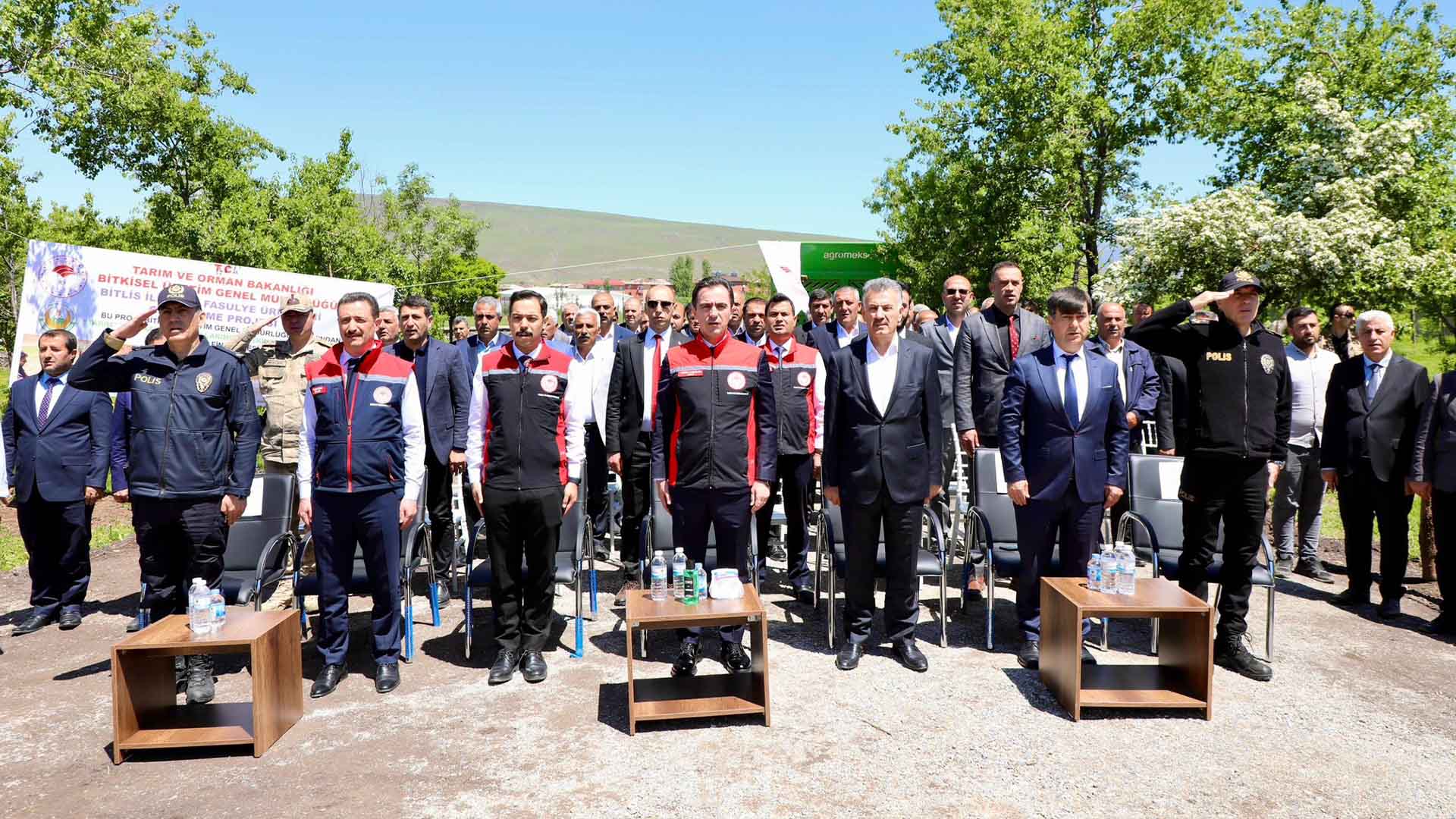 Bitlis’te Çiftçiye Fasulye Tohumu Desteği