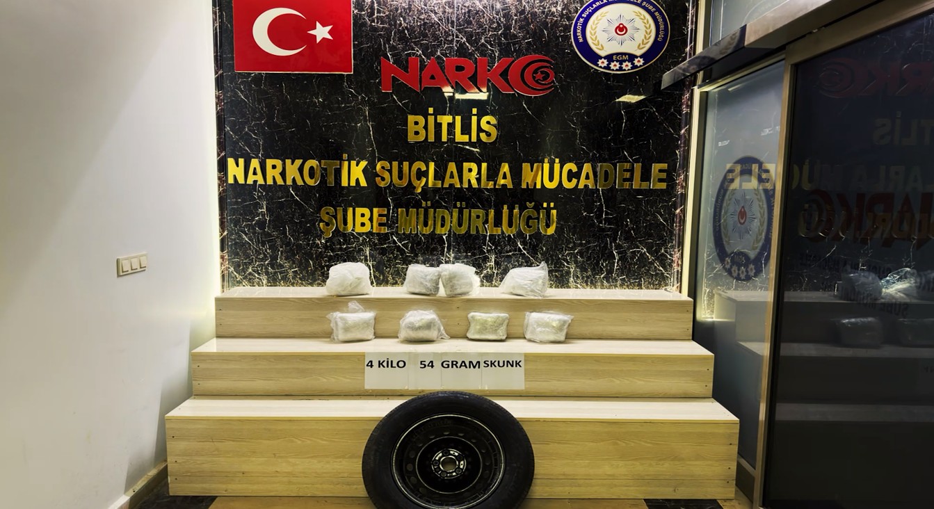 Bitlis’te Durdurulan Aracın Lastik İçine Gizlenmiş 4 Kilo Uyuşturucu Ele Geçirildi 1