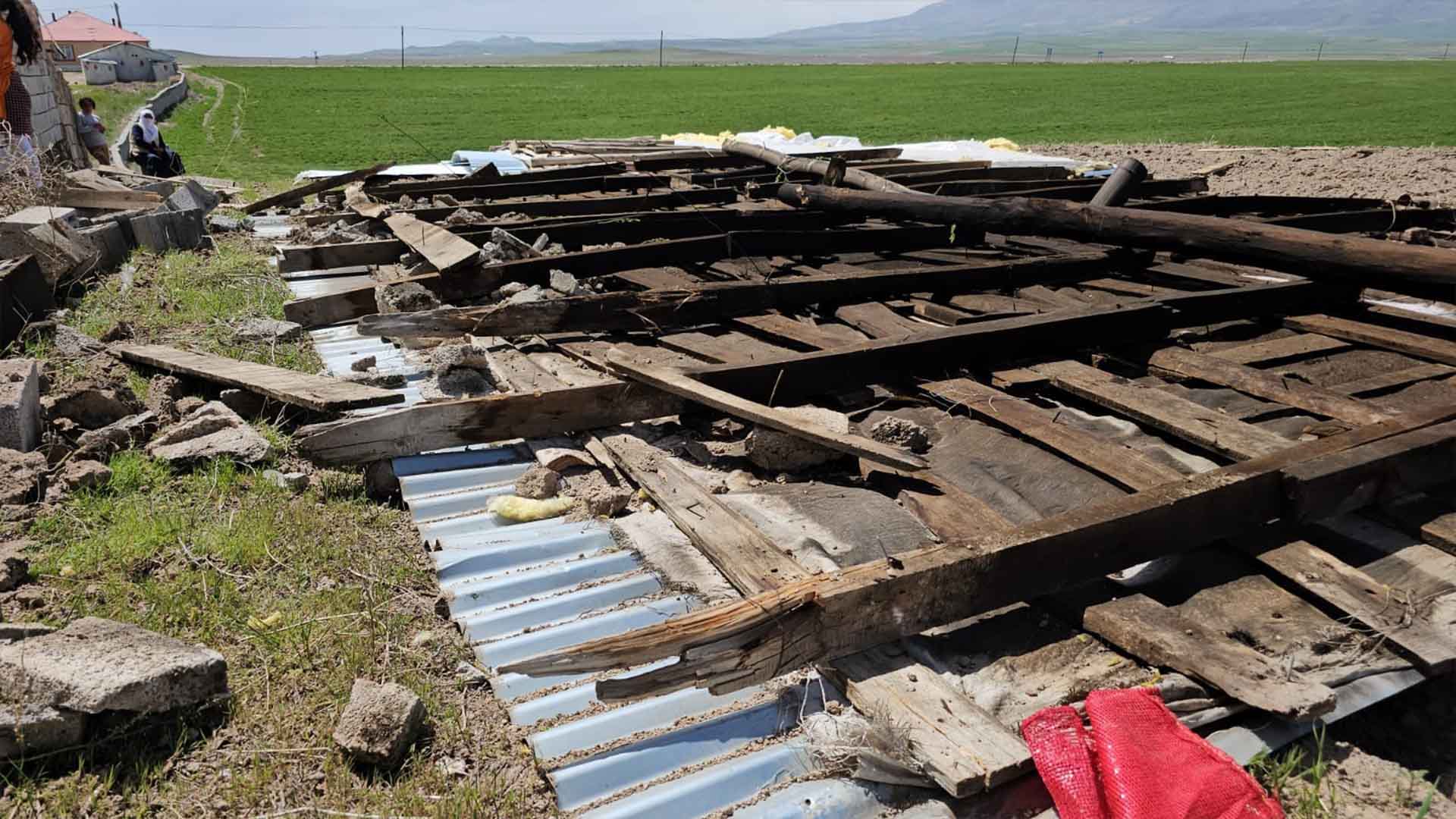 Bitlis'te Fırtına Ev Ve Ahırların Çatısını Uçurdu 1