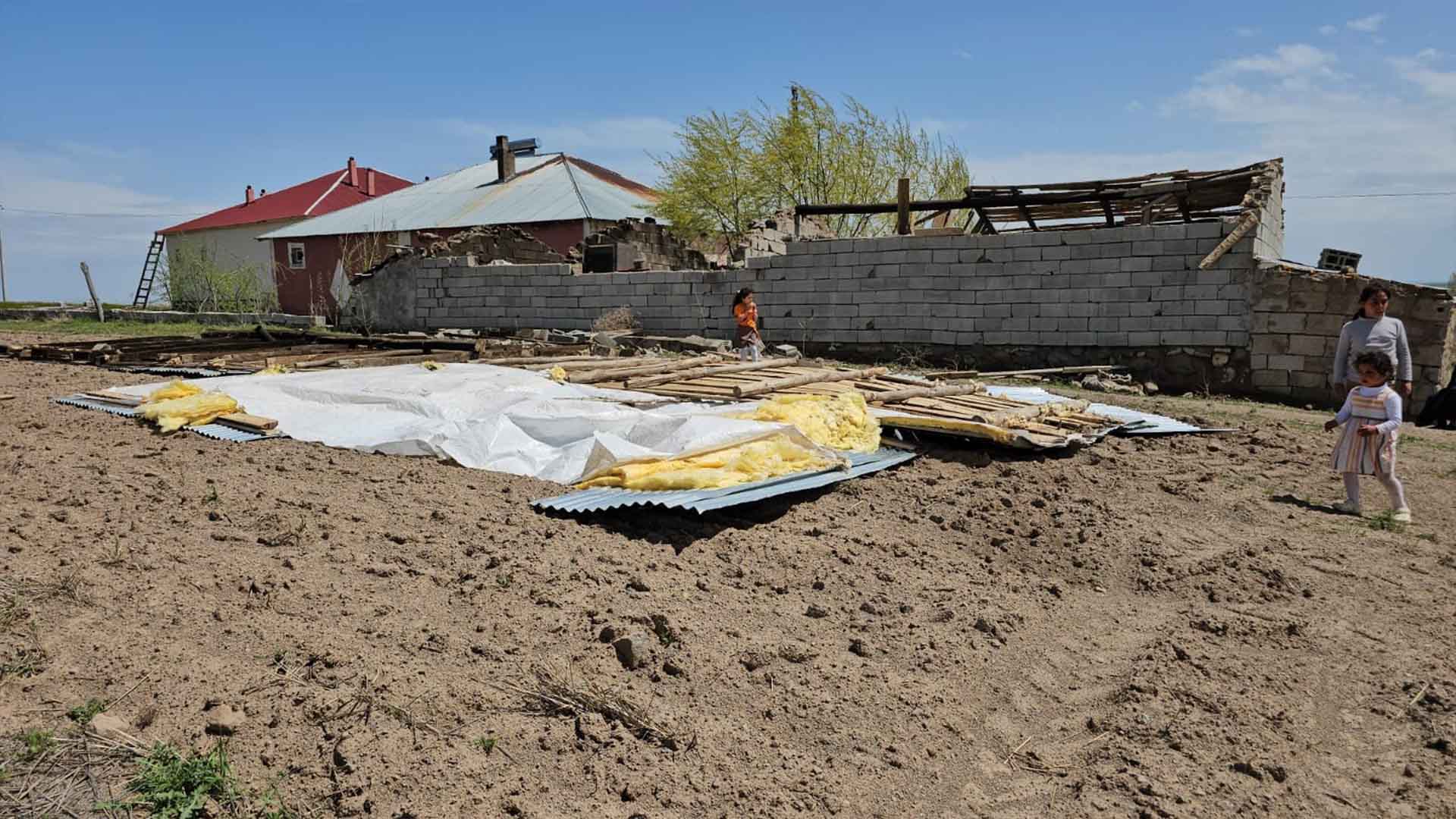 Bitlis'te Fırtına Ev Ve Ahırların Çatısını Uçurdu