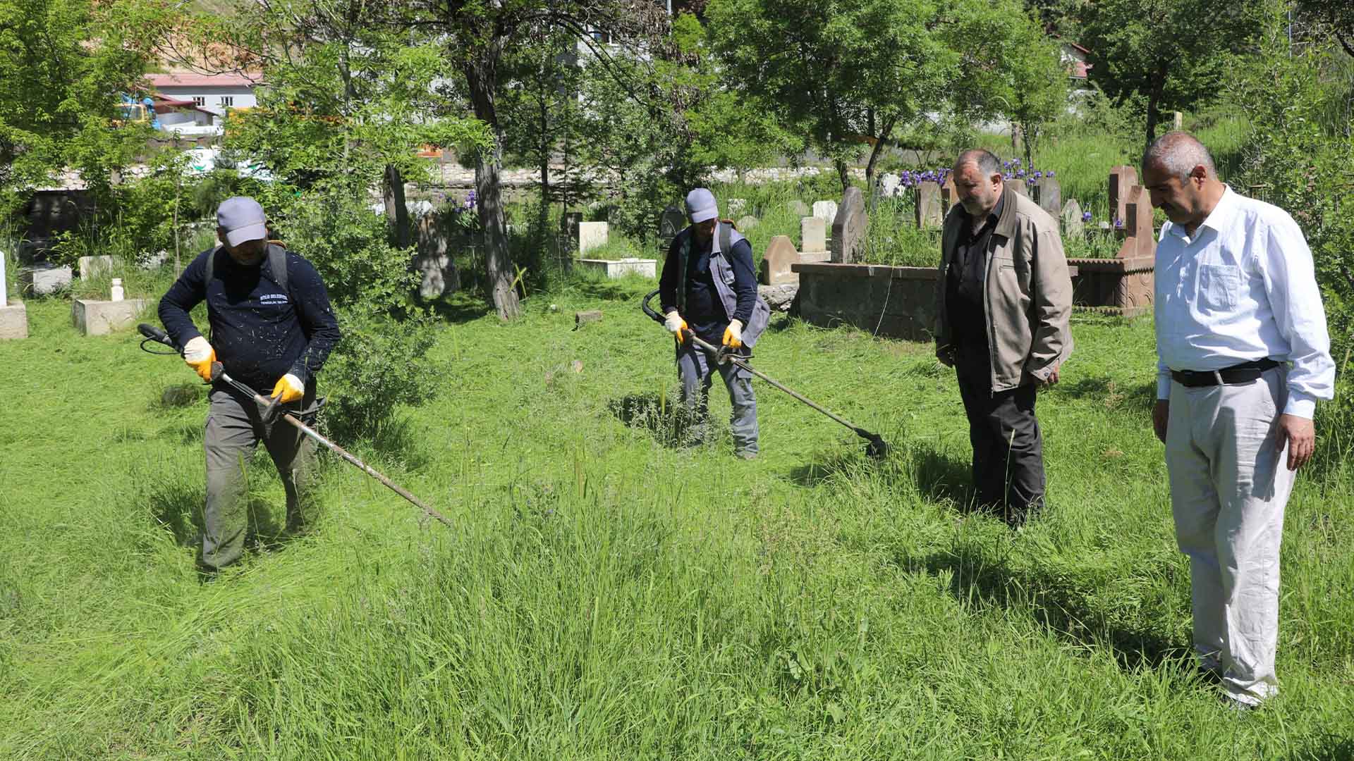 Bitlis’te Mezarlıklarda Bayram Temizliği Başladı 1