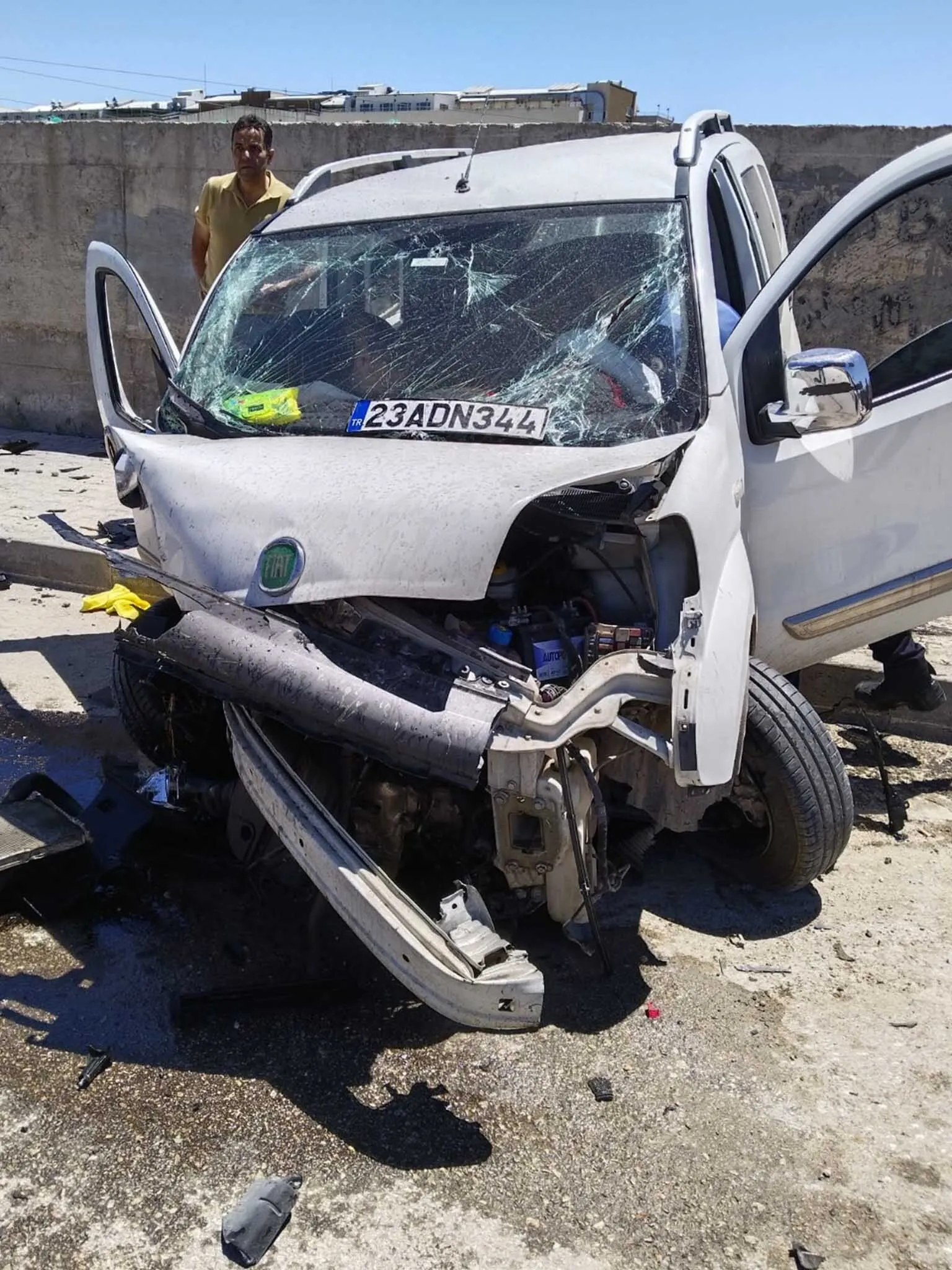 Duvara Carpan Hafif Ticari Aracin Surucusu Yasamini Yitirdi 1