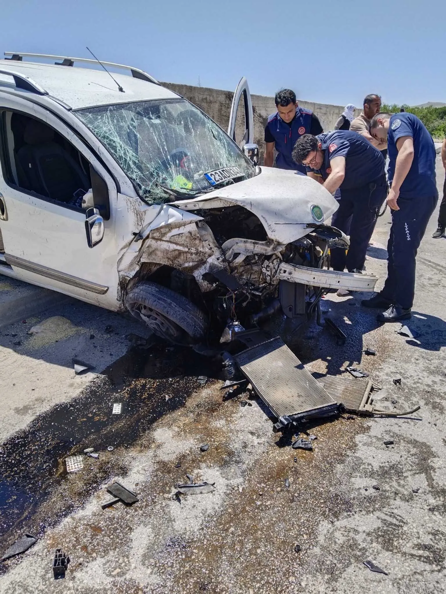 Duvara Carpan Hafif Ticari Aracin Surucusu Yasamini Yitirdi 3