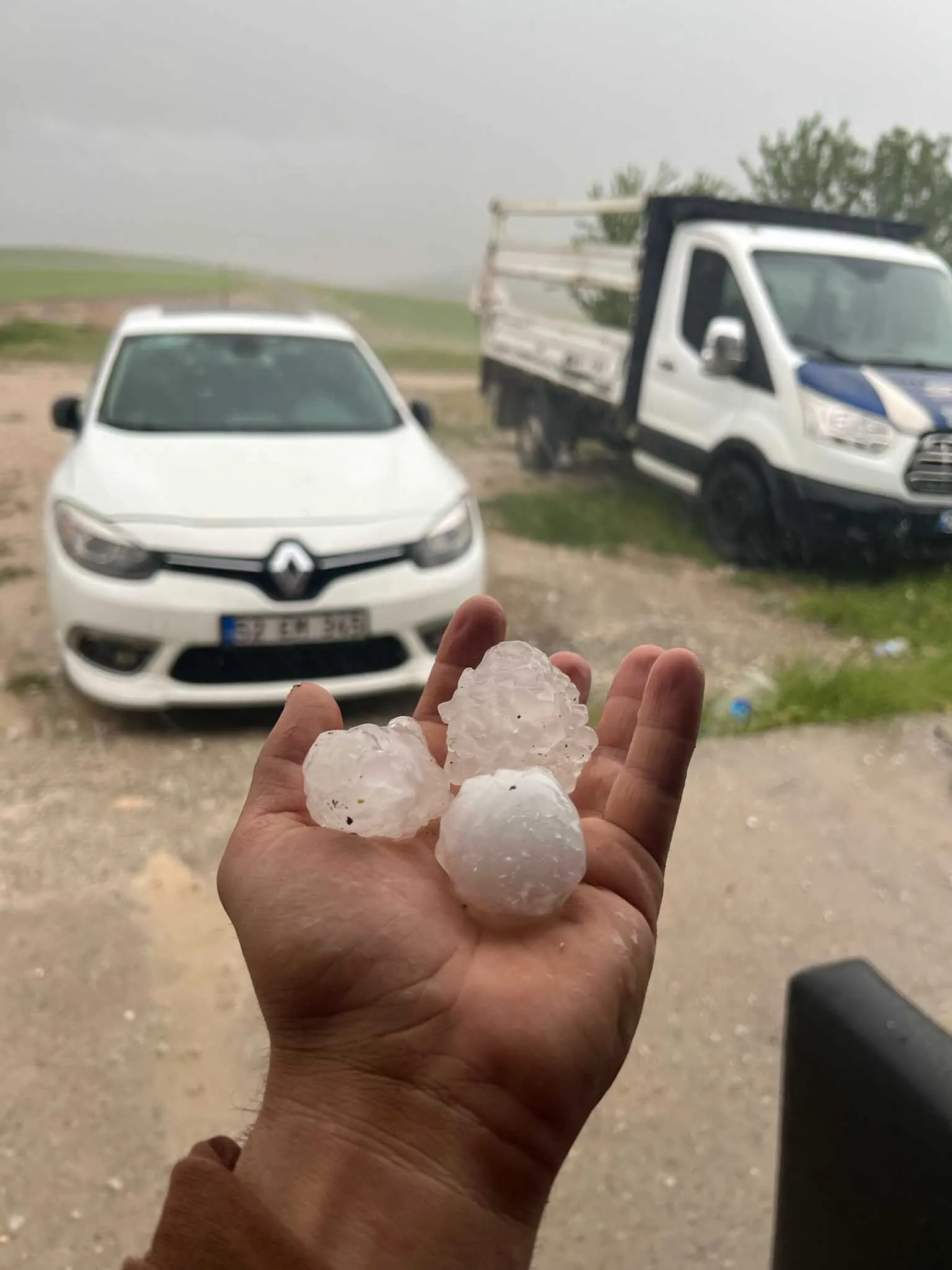 Elma Buyuklugunde Dolu Yagdi Ekili Araziler Ve Araclar Zarar Gordu 11