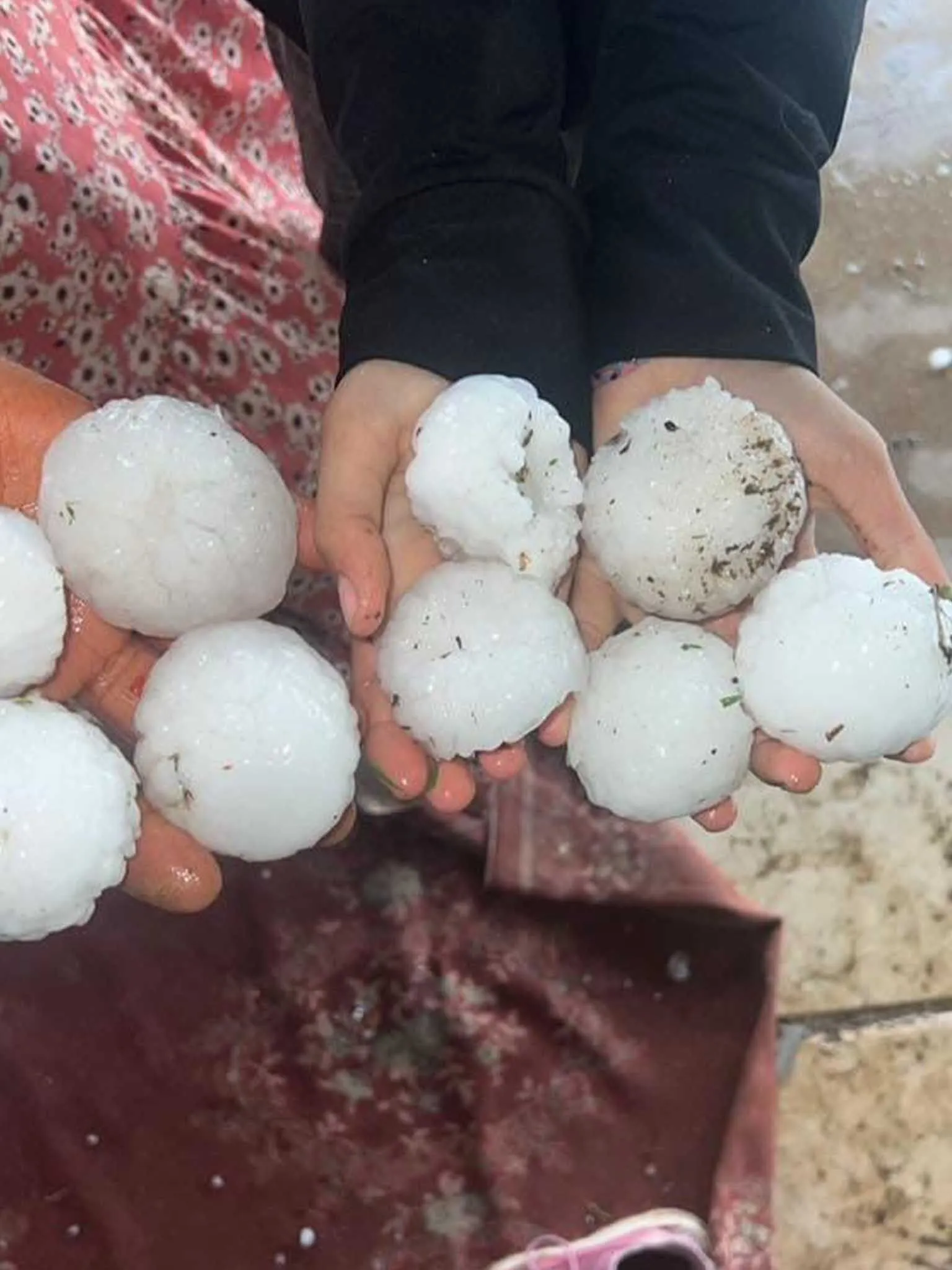 Elma Buyuklugunde Dolu Yagdi Ekili Araziler Ve Araclar Zarar Gordu 5