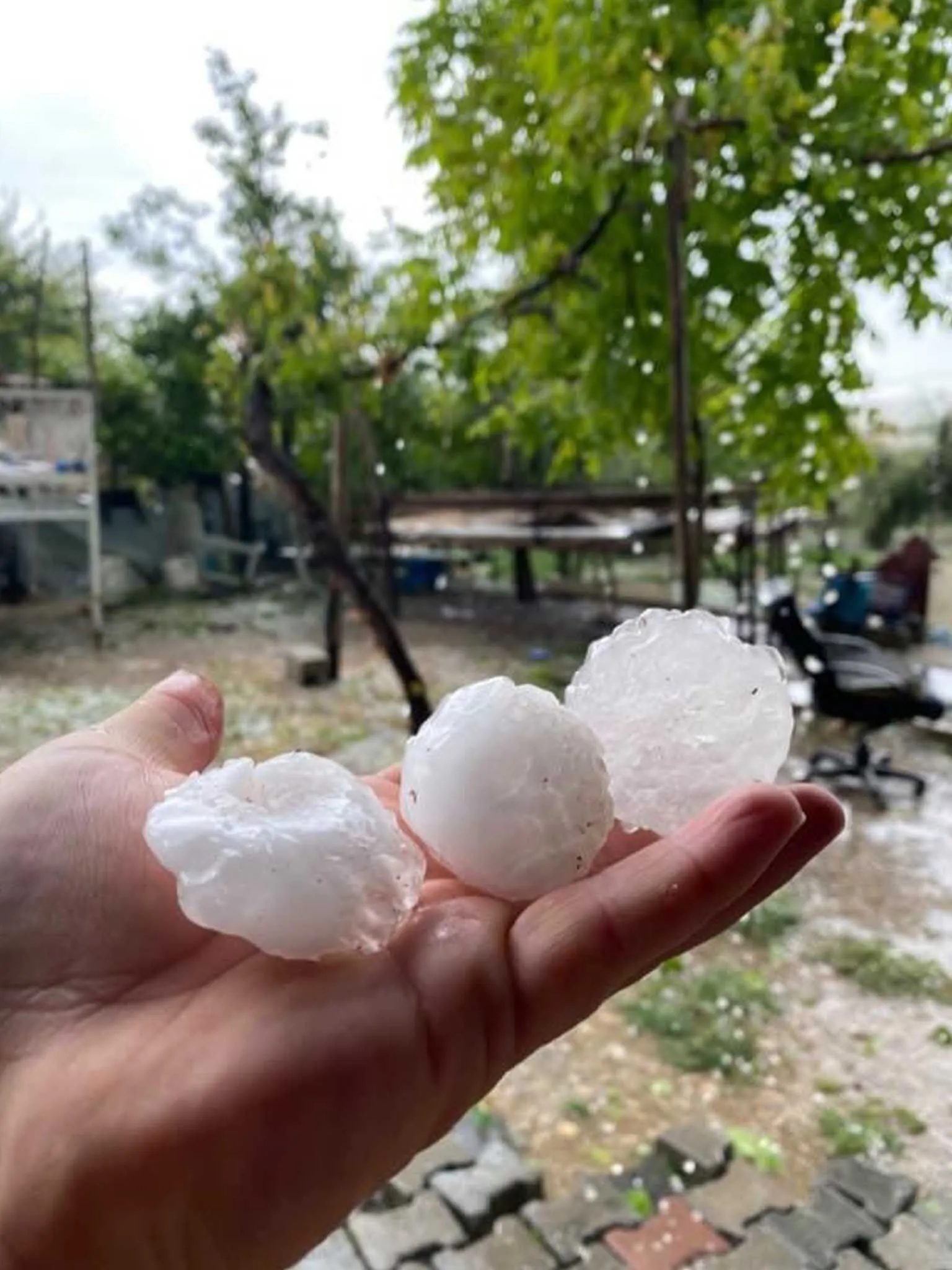 Elma Buyuklugunde Dolu Yagdi Ekili Araziler Ve Araclar Zarar Gordu 6