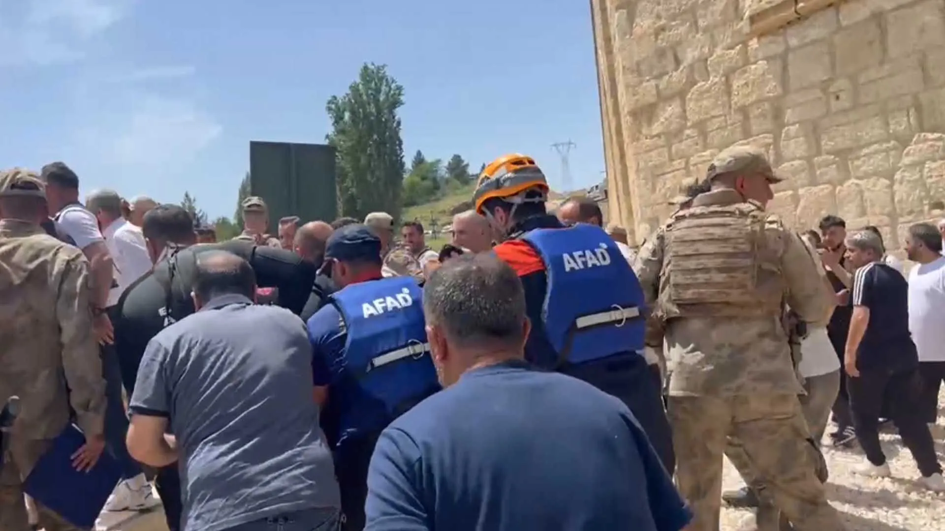 Fotograf Cekmek Isterken Ayagi Kaydi Dustugu Cayda Boguldu 1