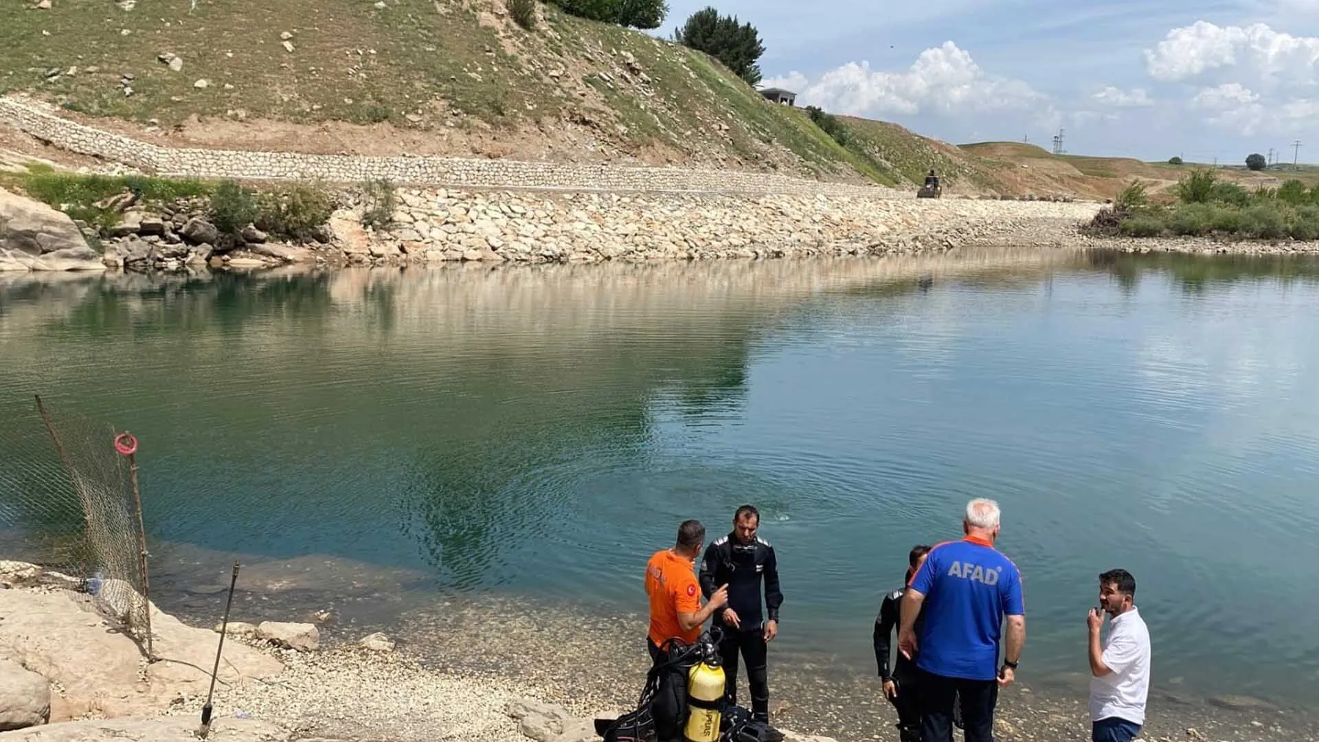 Fotograf Cekmek Isterken Ayagi Kaydi Dustugu Cayda Boguldu 3