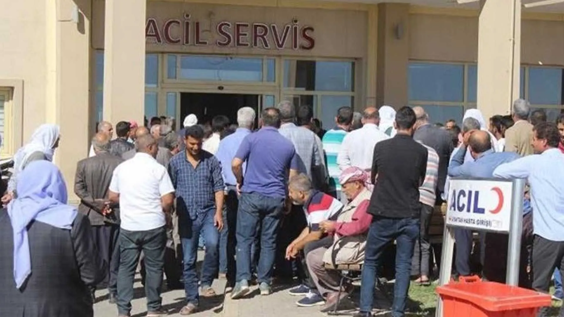 Polis Merkezi Onunde Kavga 5 Yarali 12 Gozalti 1